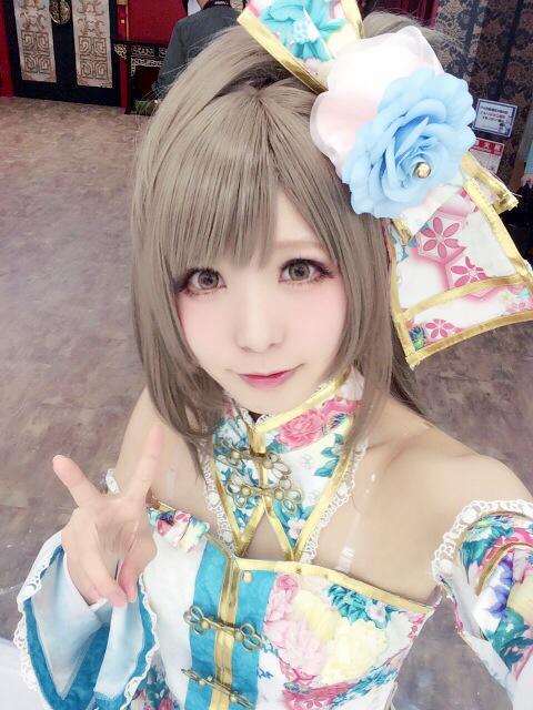 茉夏扮南小鸟作剪刀手卖萌自拍