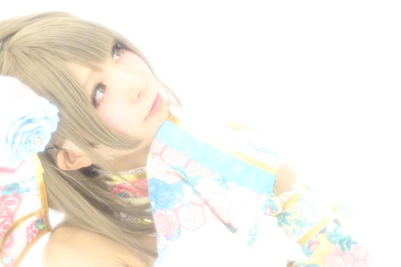 茉夏扮南小鸟抬起袖口轻扶下巴，仰望而视 侧面 横幅