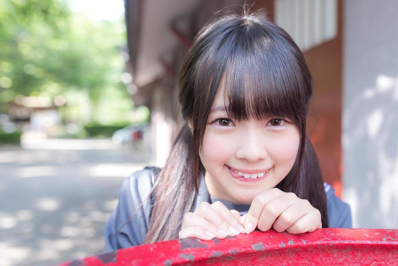 雨宮小铃蹲扒在红台后面，吐舌卖萌