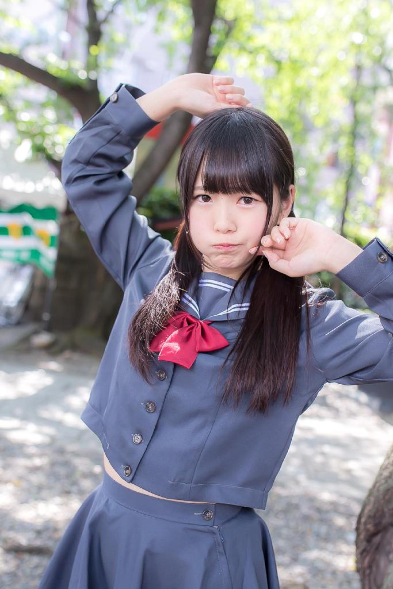 雨宮小铃树下抬起双臂，抿嘴卖萌 站姿