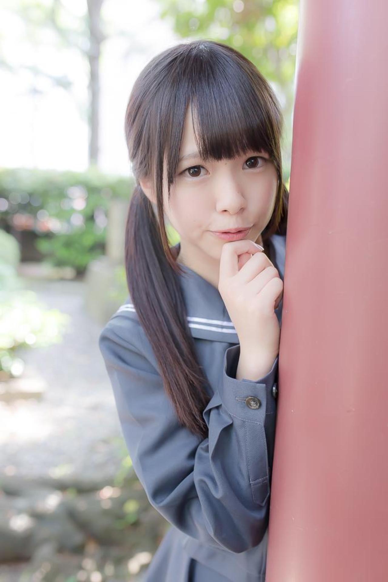 雨宮小铃躲在红柱后面，探出半个身子