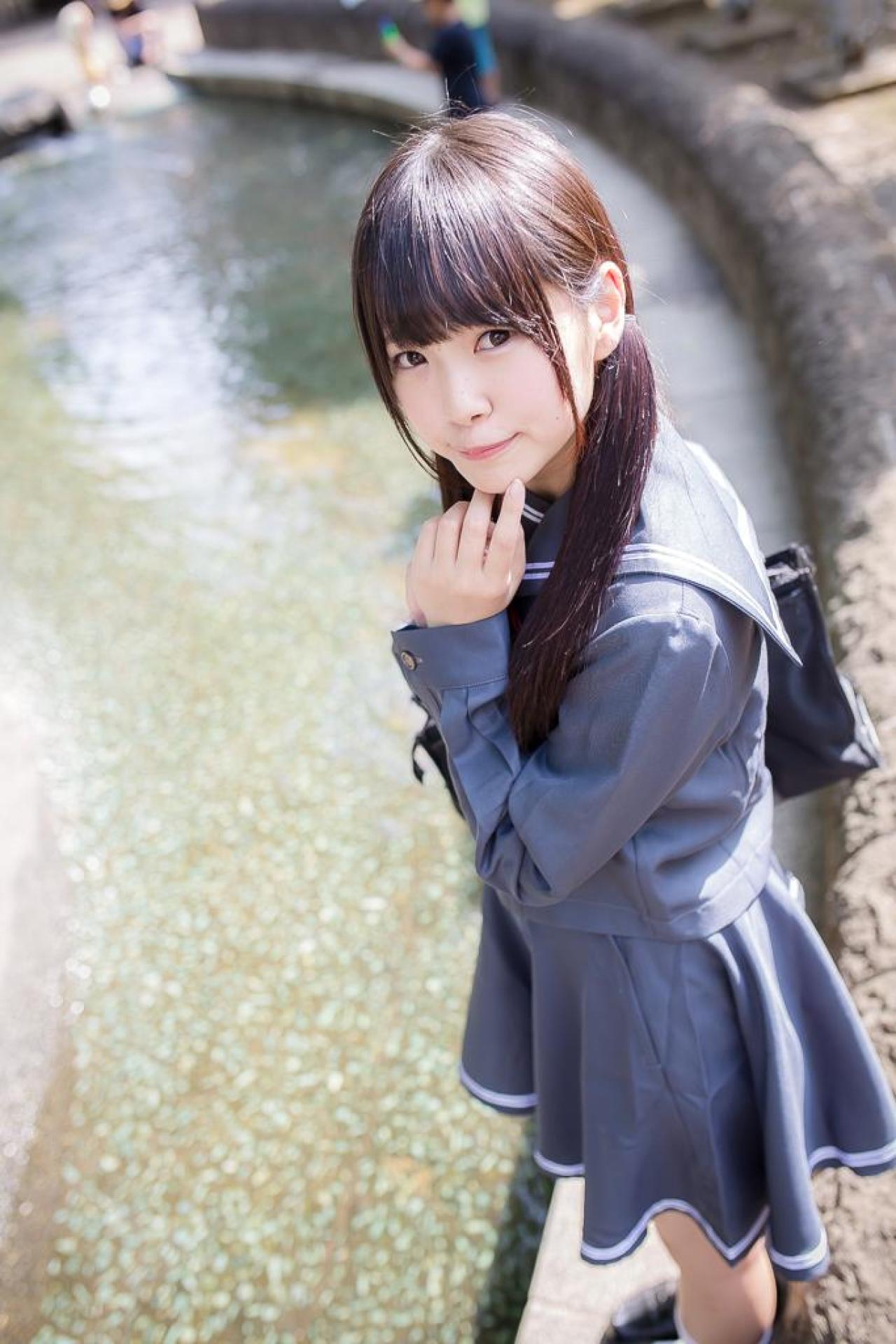 雨宮小铃挂包侧身站在水池旁