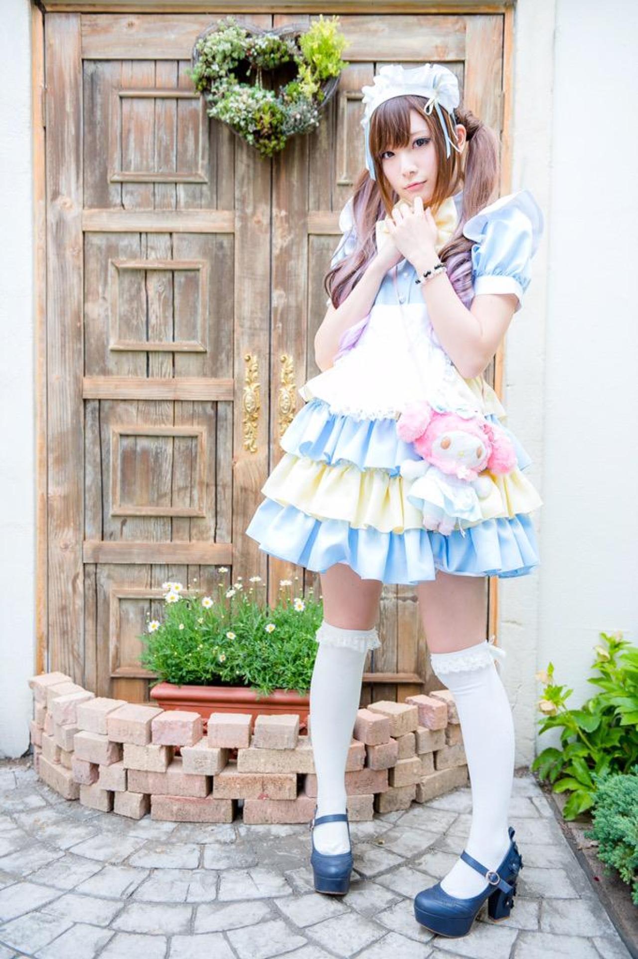 神坂琉菜双手叠放在胸前 站在门前