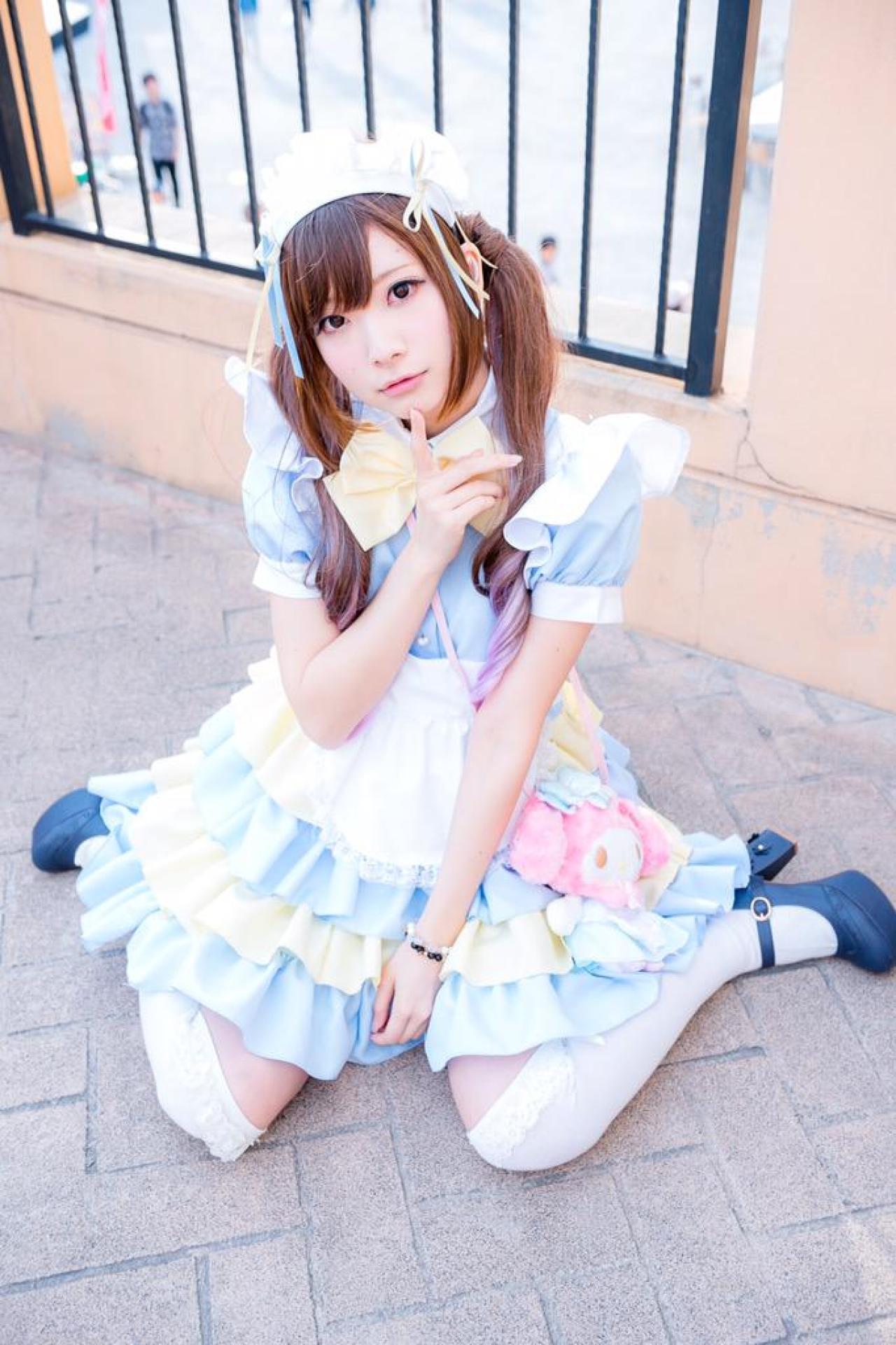 神坂琉菜跪在栏杆前，右手食指轻抵下巴