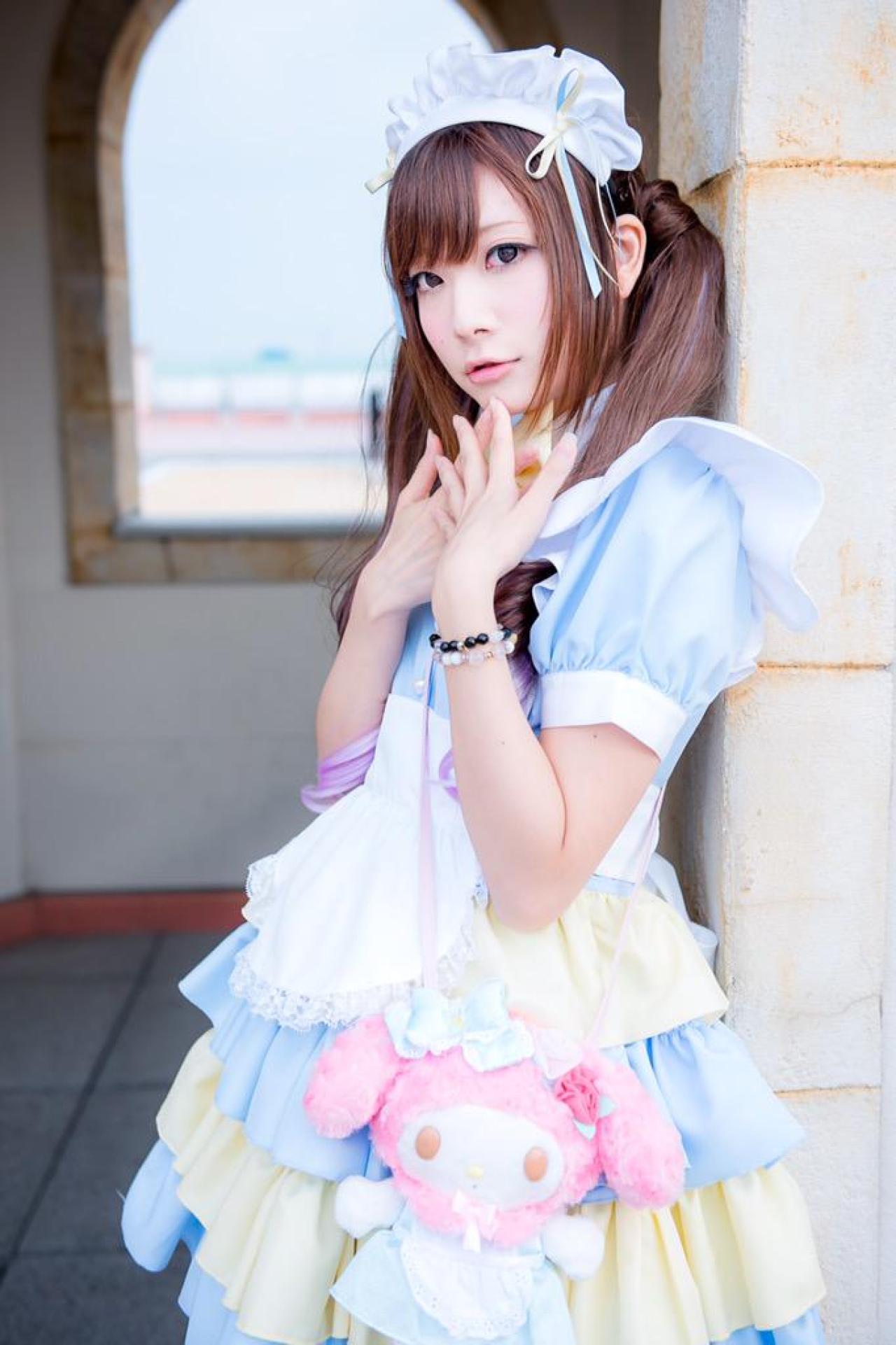 神坂琉菜双手五指张开叠放在胸前，侧身靠在门框上