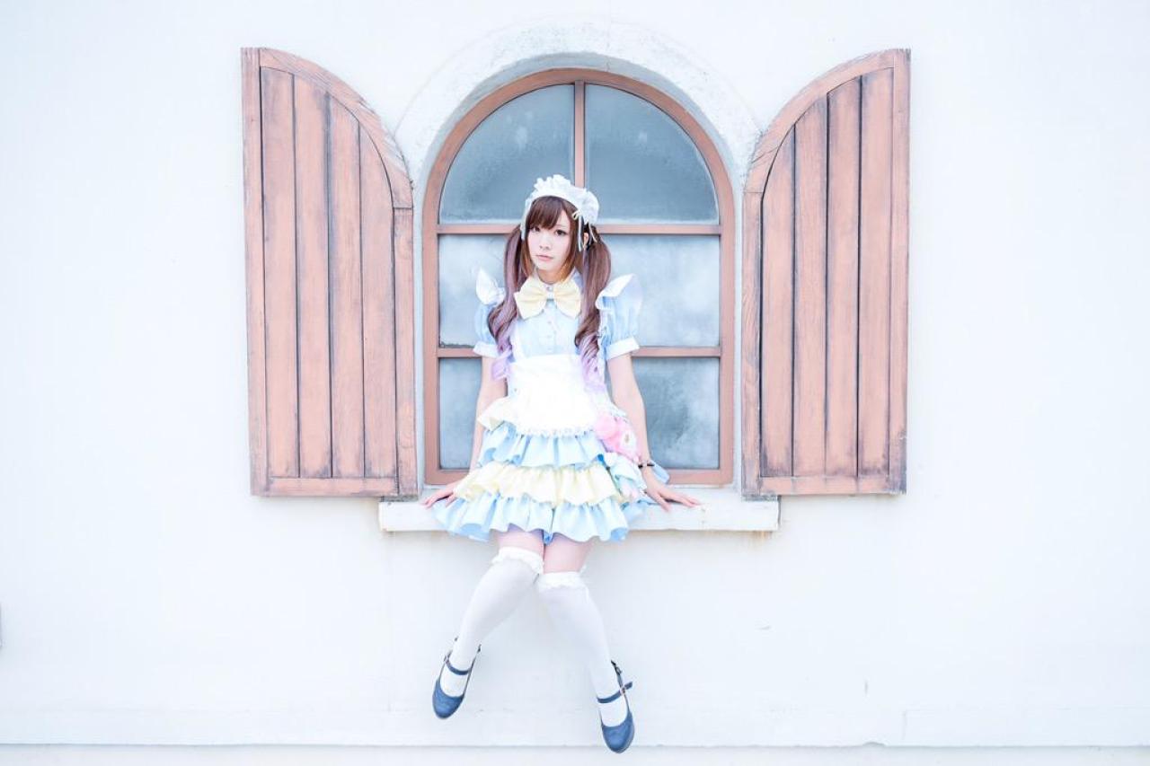 神坂琉菜坐在双开的圆拱窗台上