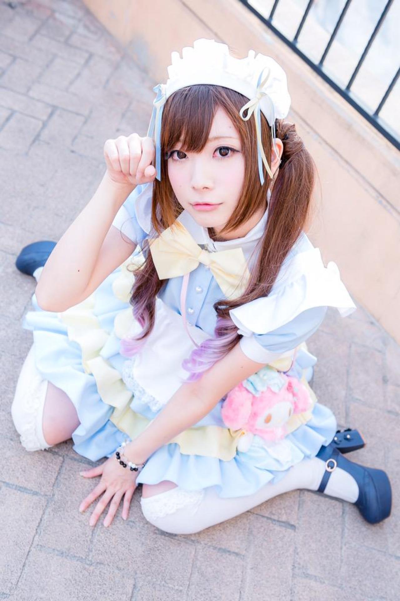 神坂琉菜跪在地上，右手作猫爪爪手势，扮小猫卖萌