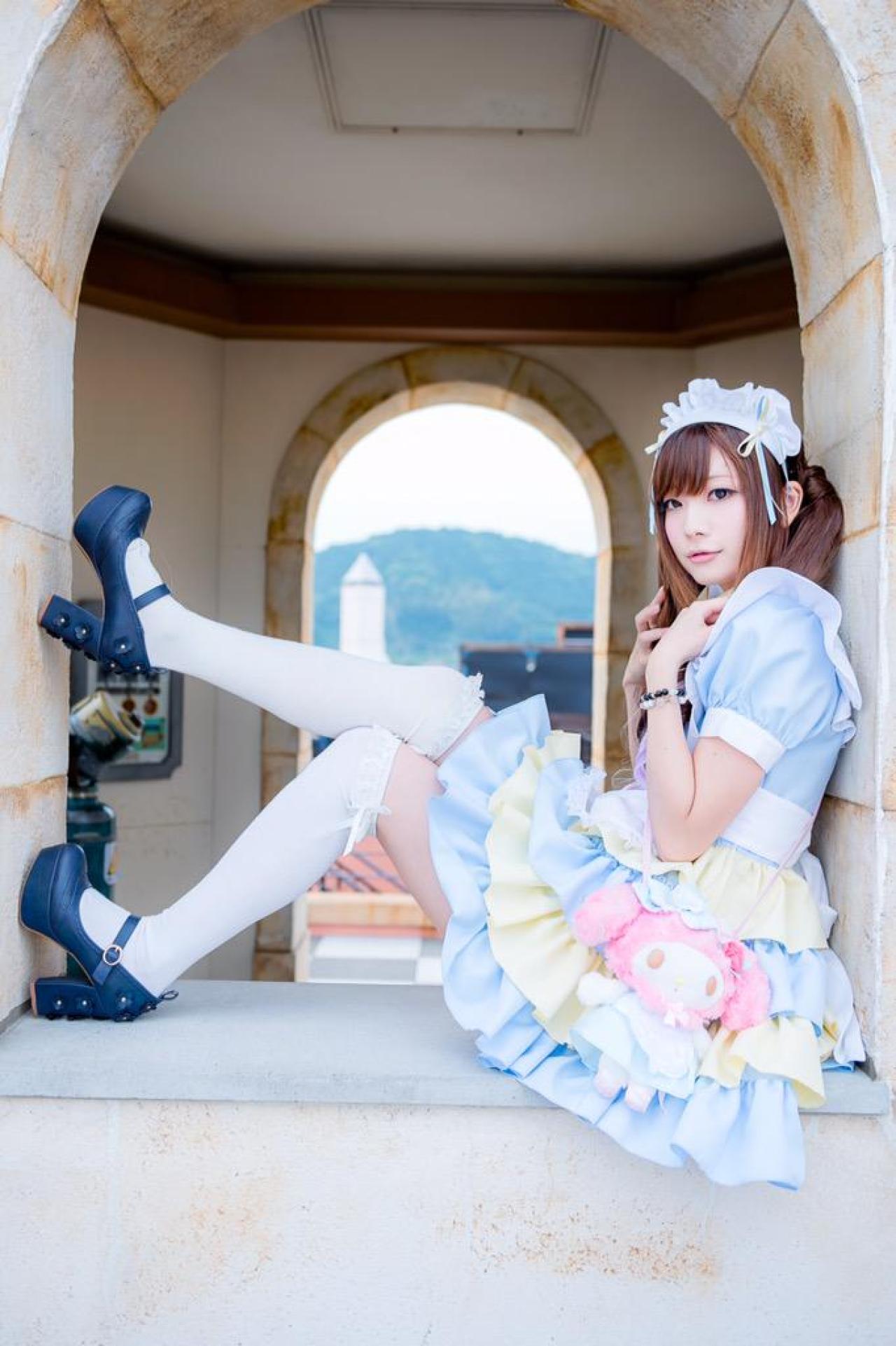 神坂琉菜侧身坐在圆拱窗台上