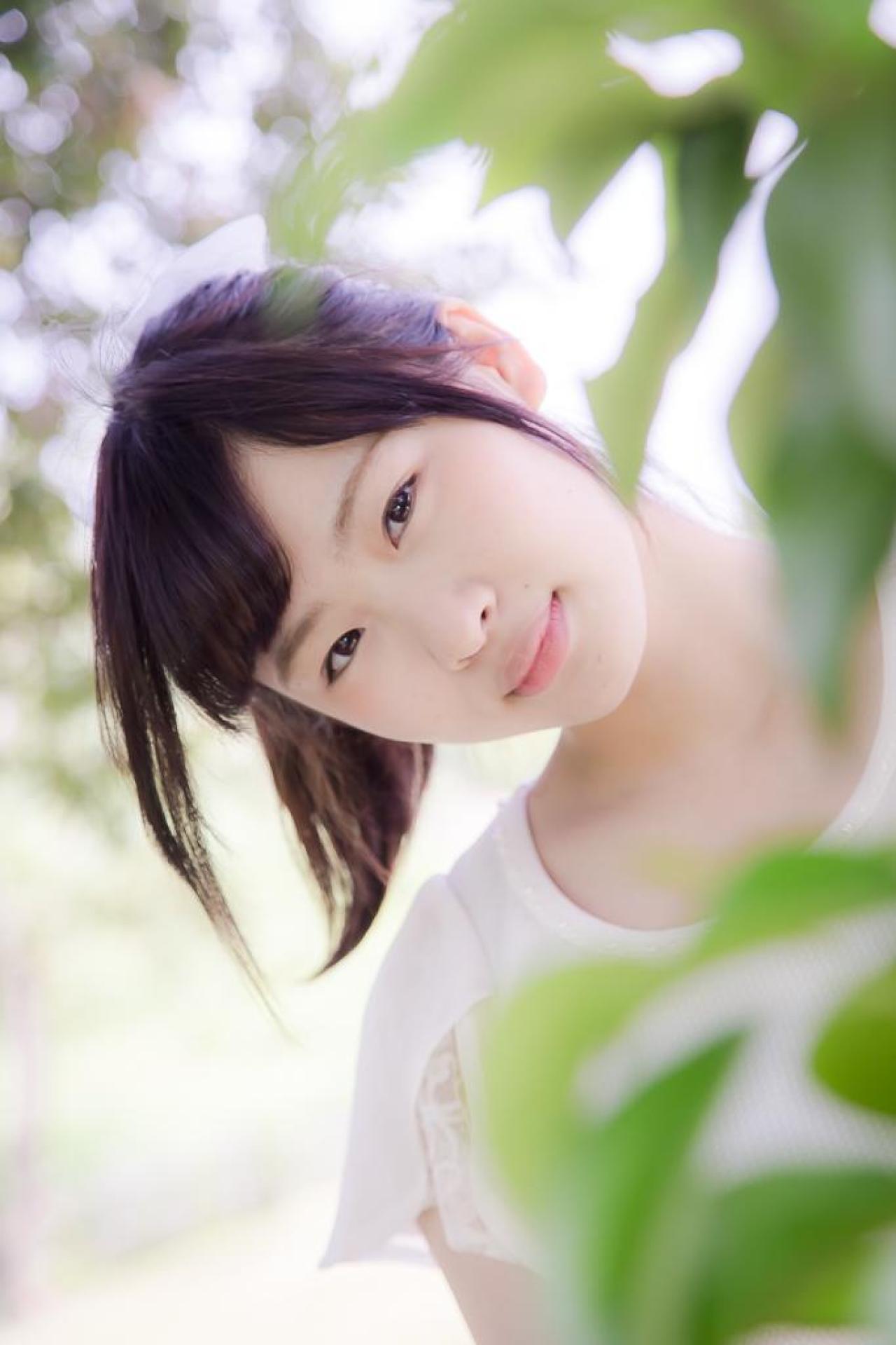 まいあむさん藏在绿叶之后探头