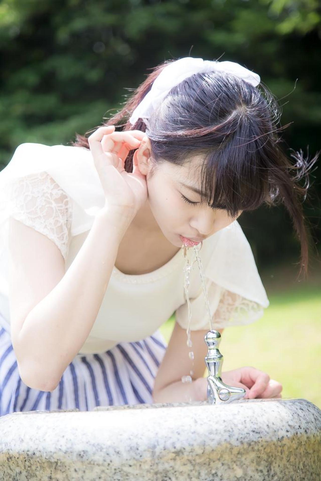 まいあむさん向后轻抚刘海儿，低头轻饮直饮水