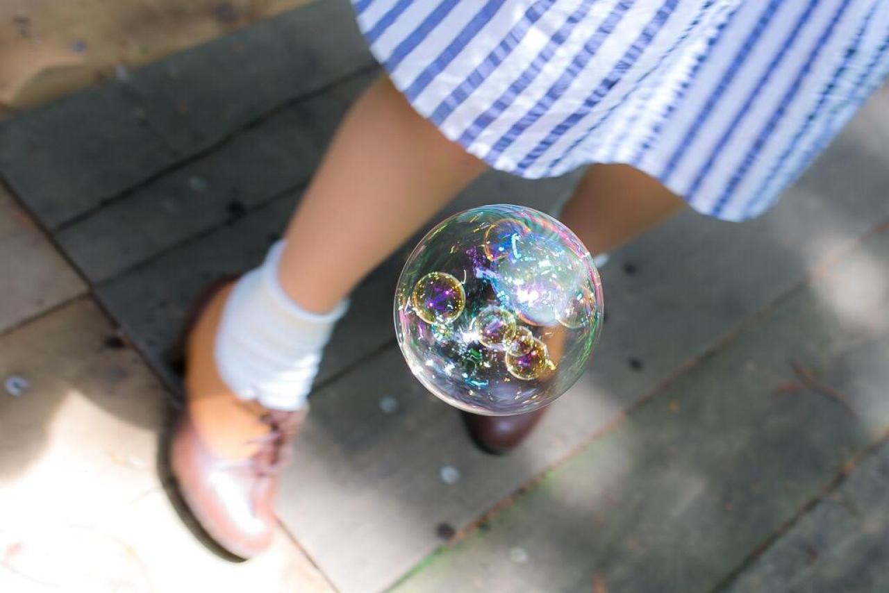 反射彩虹颜色的泡泡特写