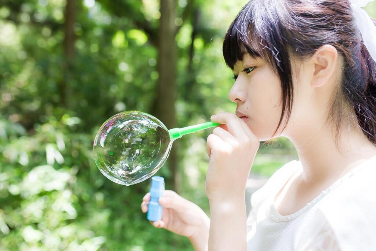 まいあむさん吹泡泡的侧脸