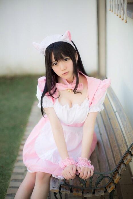 まきろん扮女仆坐在长椅上