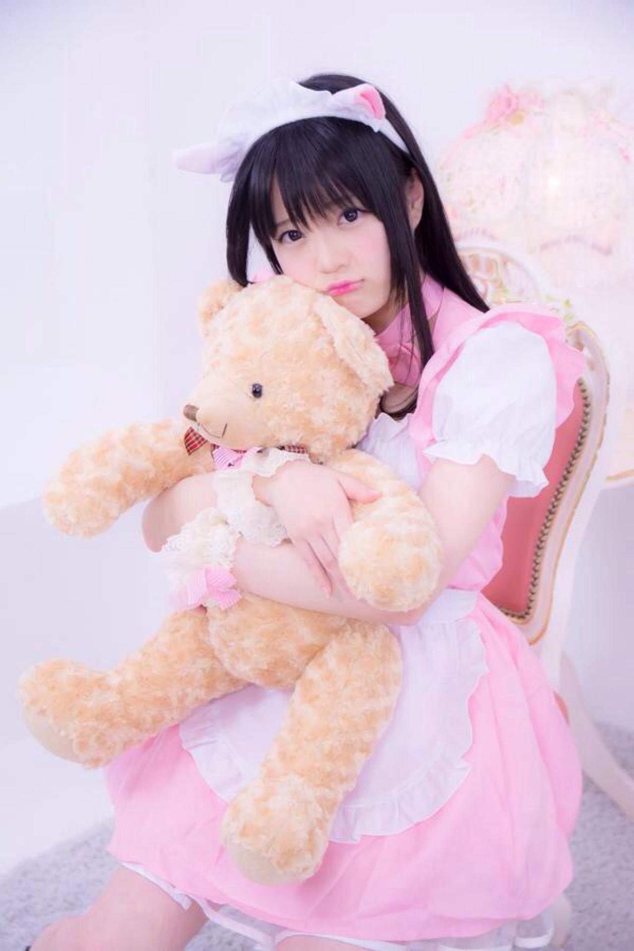 まきろん抱着小熊坐在宫廷椅子上撅嘴卖萌