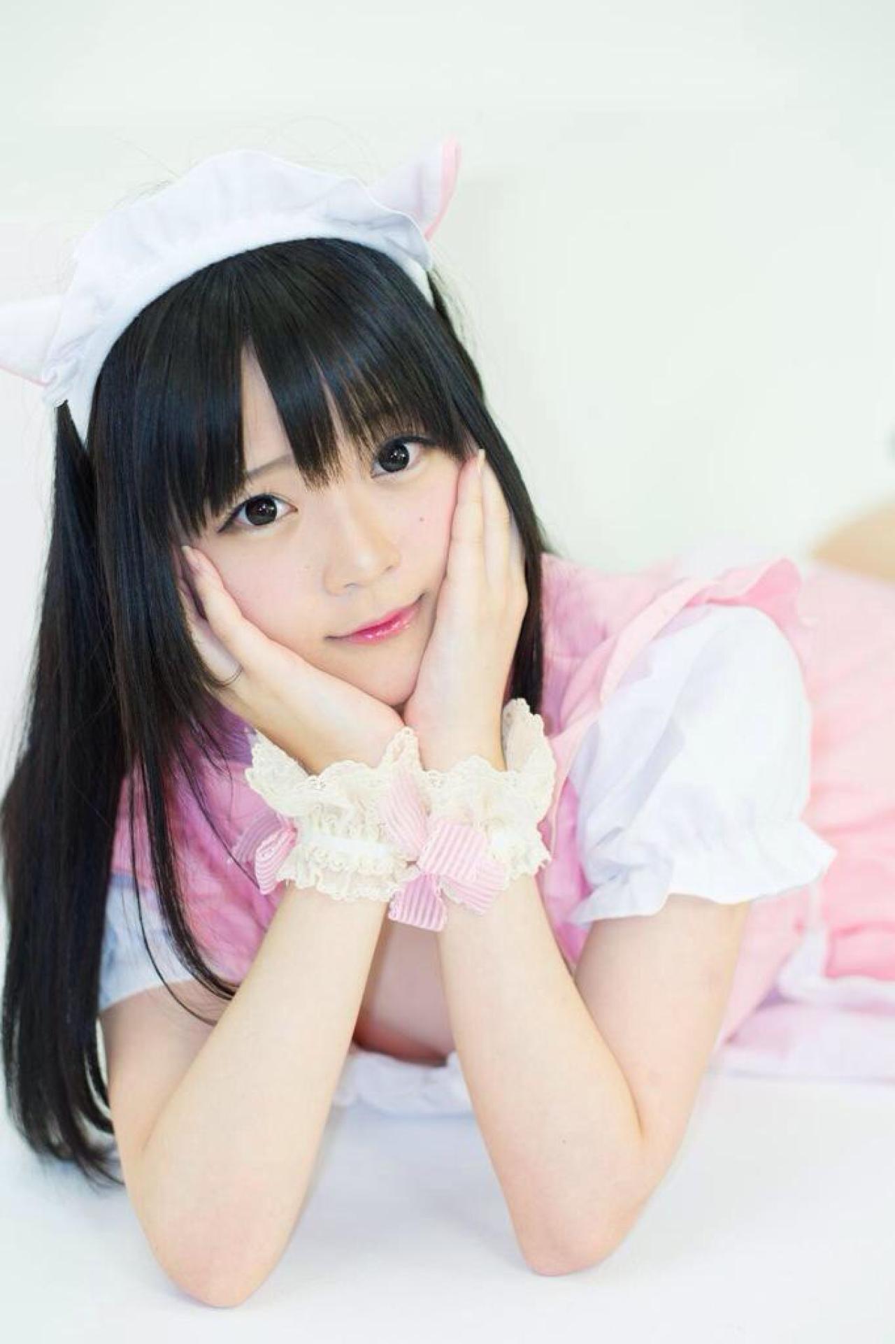 まきろん扮女仆双手捧脸 脸部正面 趴姿