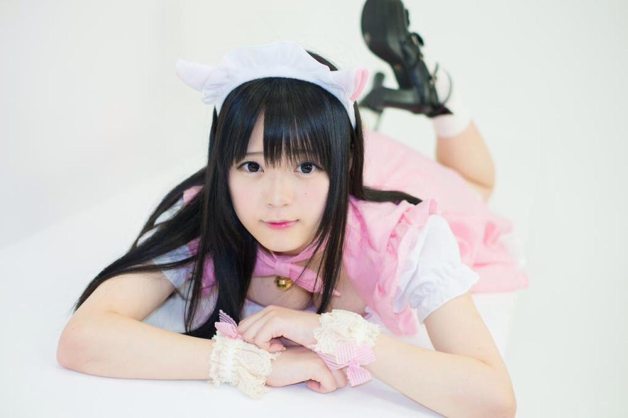 まきろん扮女仆双手叠放在一起 全身正面 趴姿