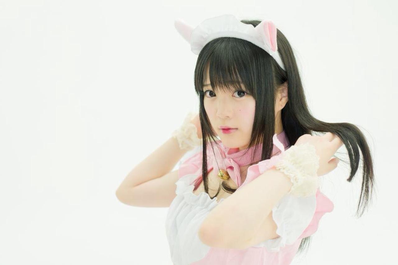 まきろん扮女仆向后轻扶发梢 上半身 3/4侧面