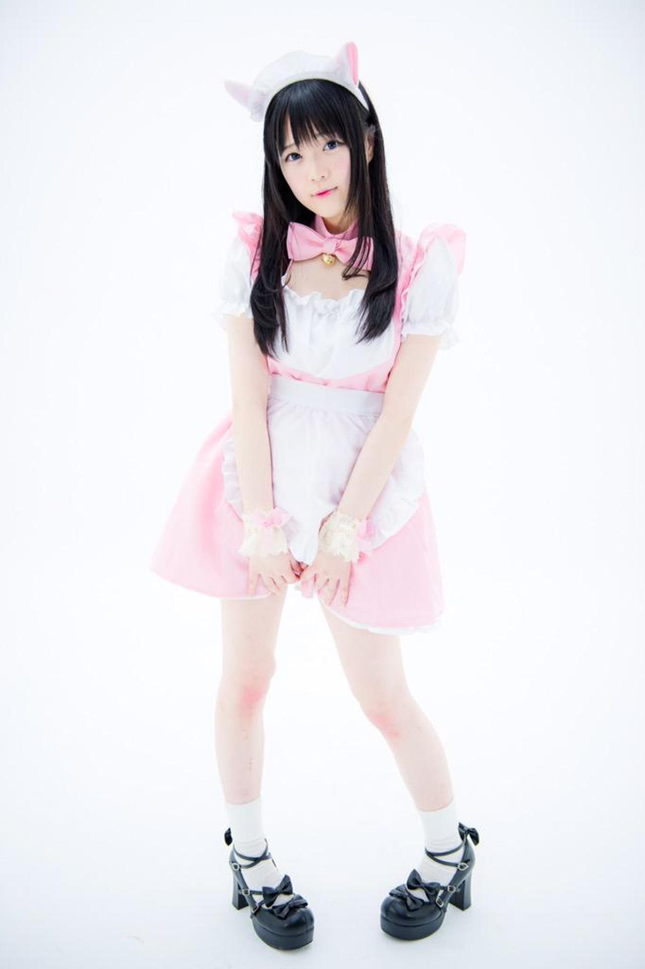 まきろん扮女仆双手捏着裙摆 站姿