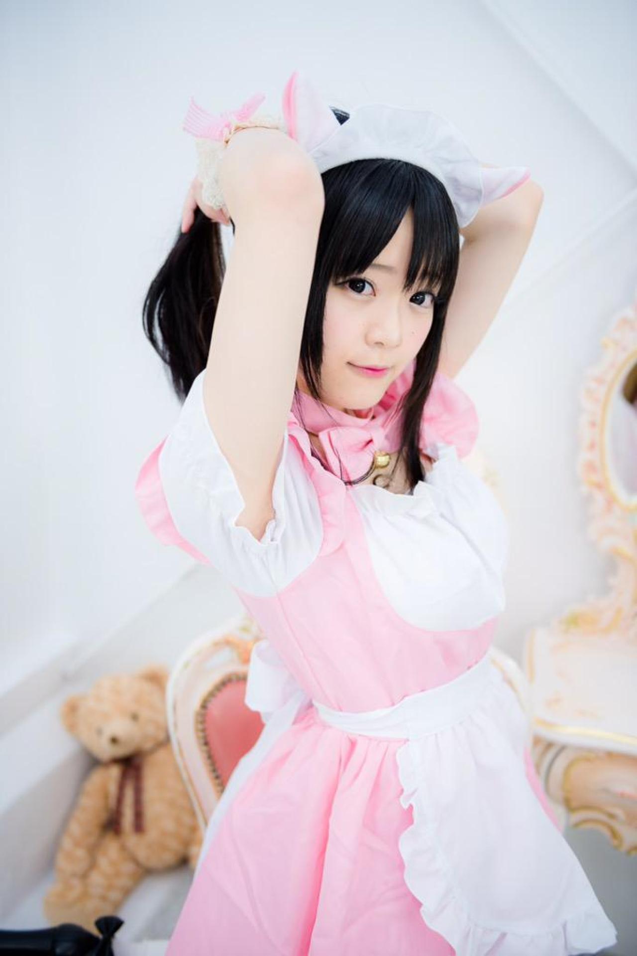 まきろん扮女仆跪在宫廷椅子上，双手向后将头发绑成马尾 3/4侧面