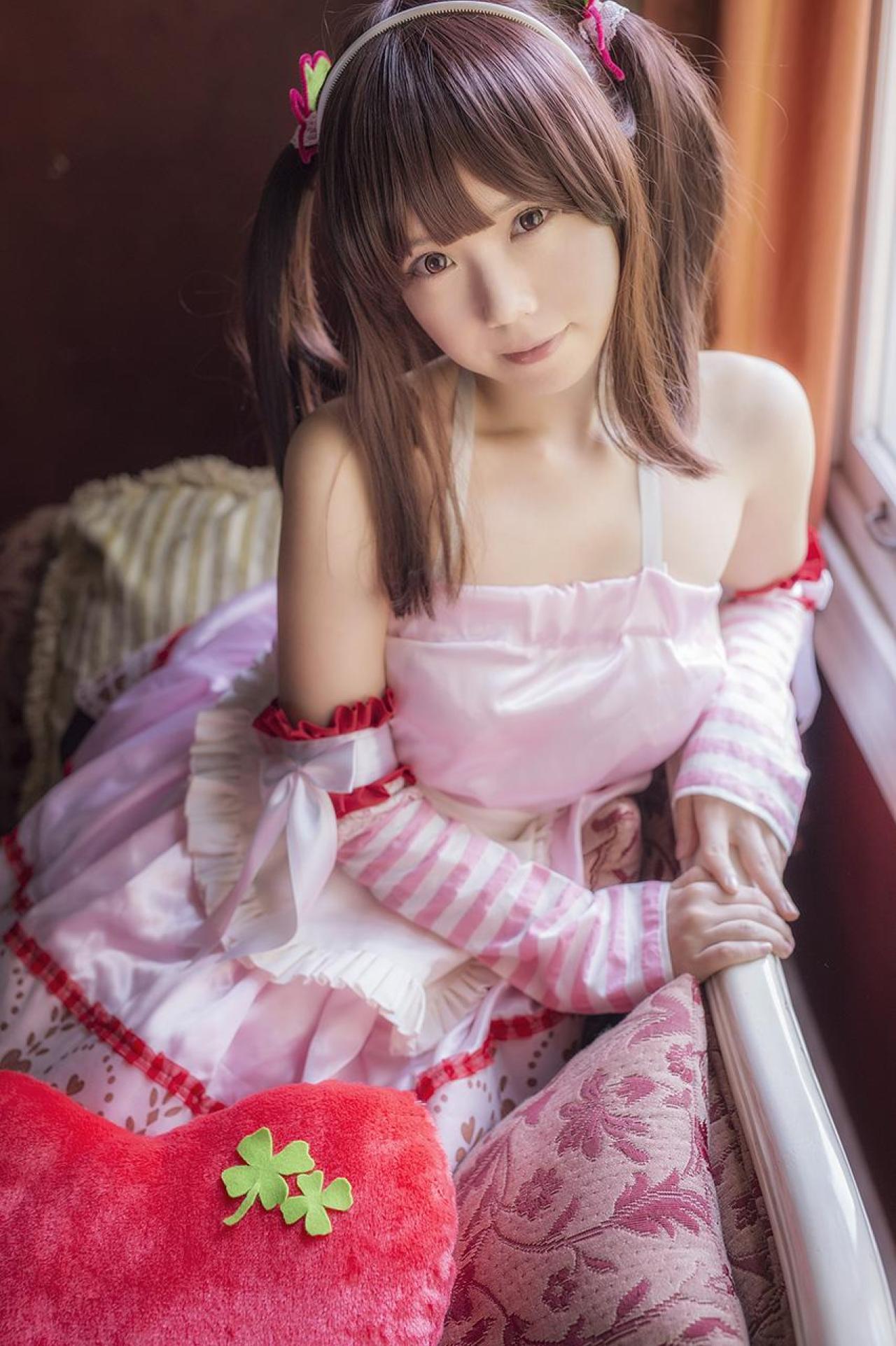 Reco扮绪方智绘里扒在窗台旁 正面