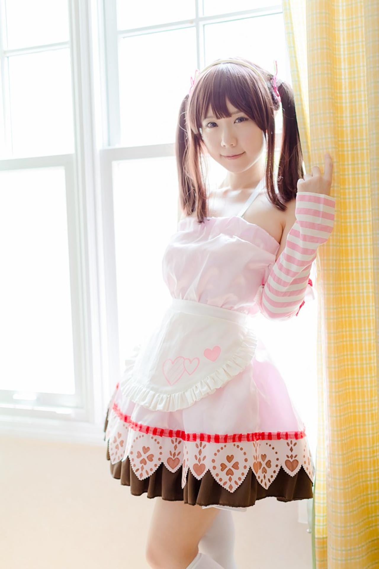 Reco扮绪方智绘里站在窗台旁，轻扶窗帘