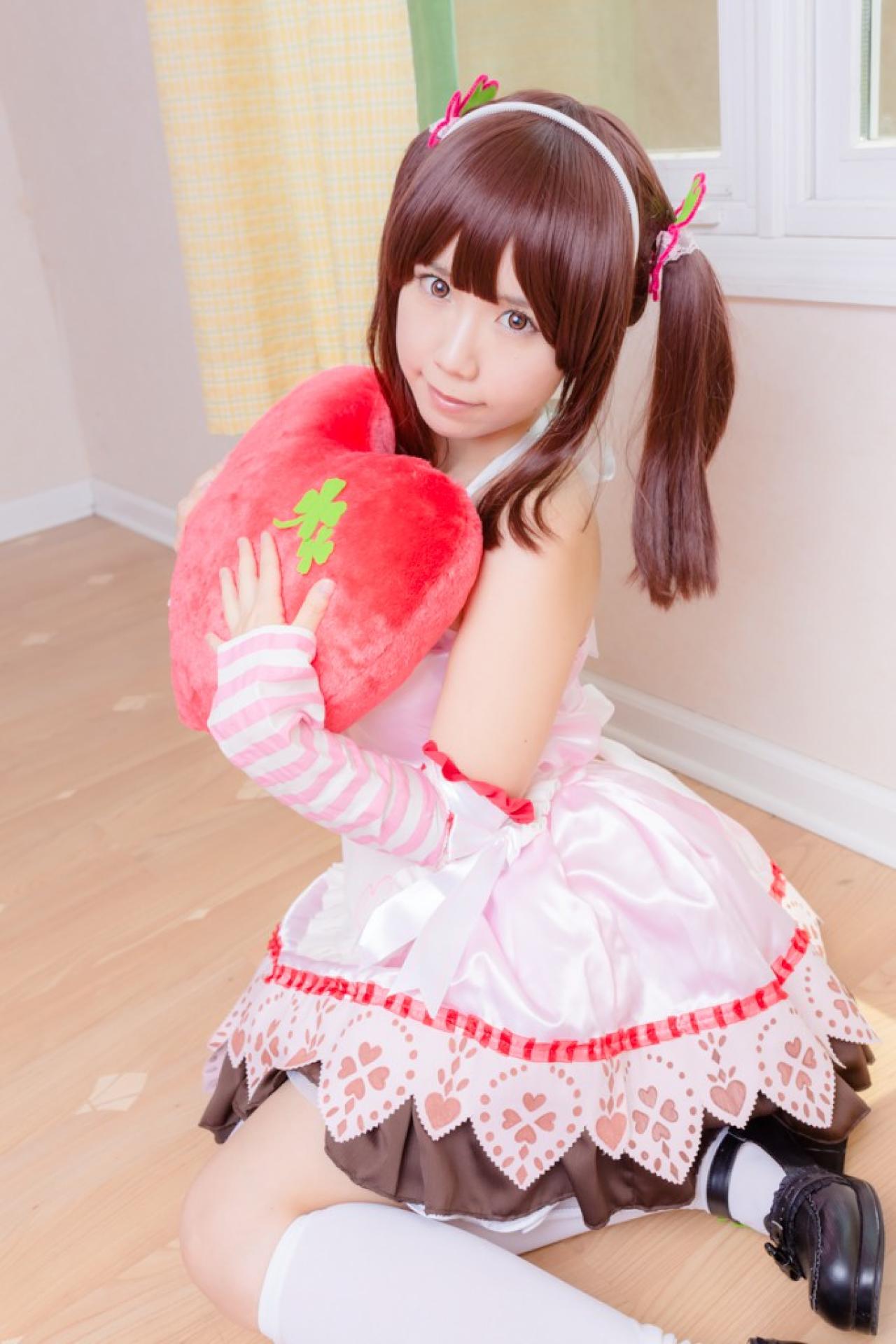 Reco扮绪方智绘里双手抱着桃心抱枕跪在地板上