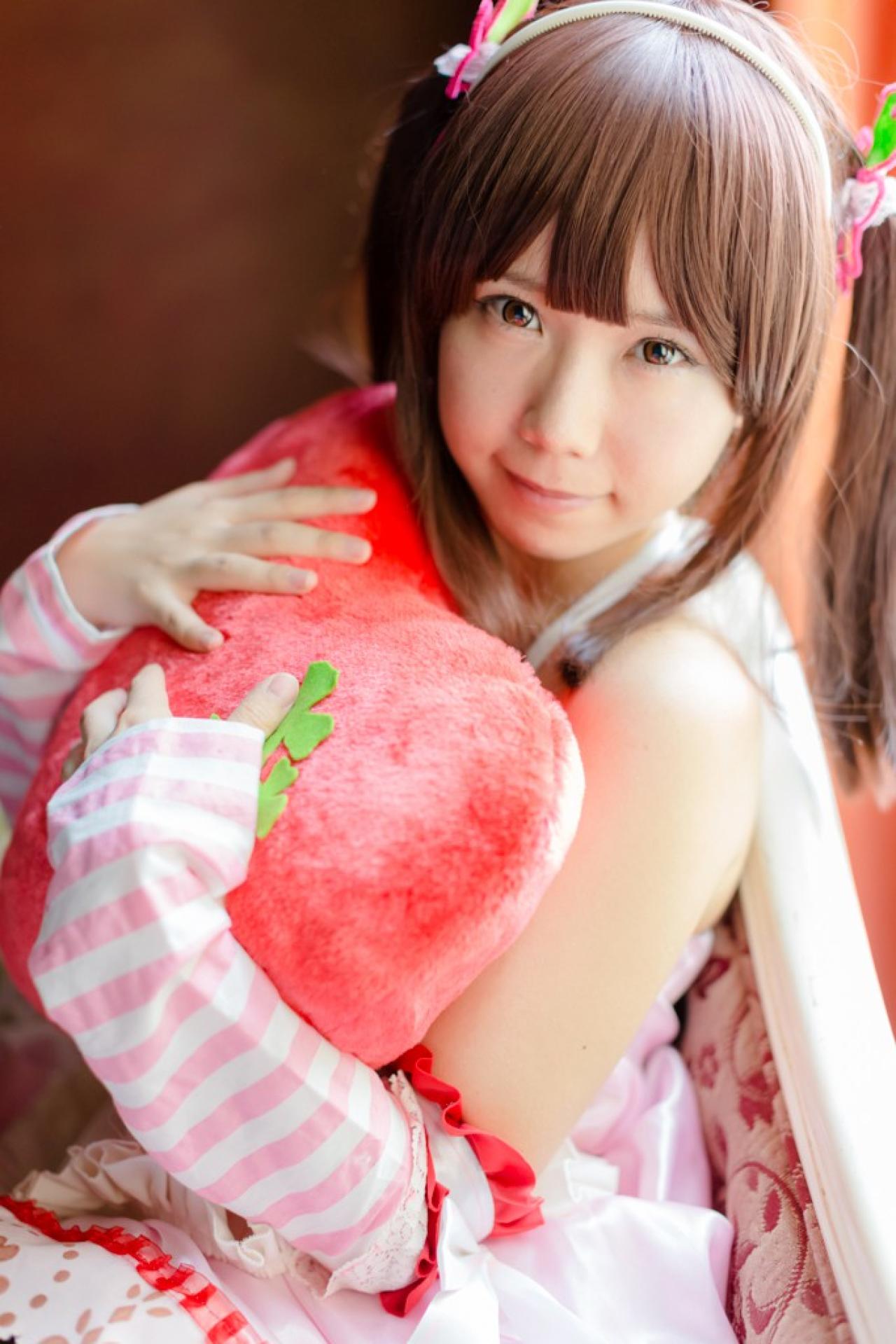 Reco扮绪方智绘里双手怀抱桃心抱枕侧身靠坐在窗台旁