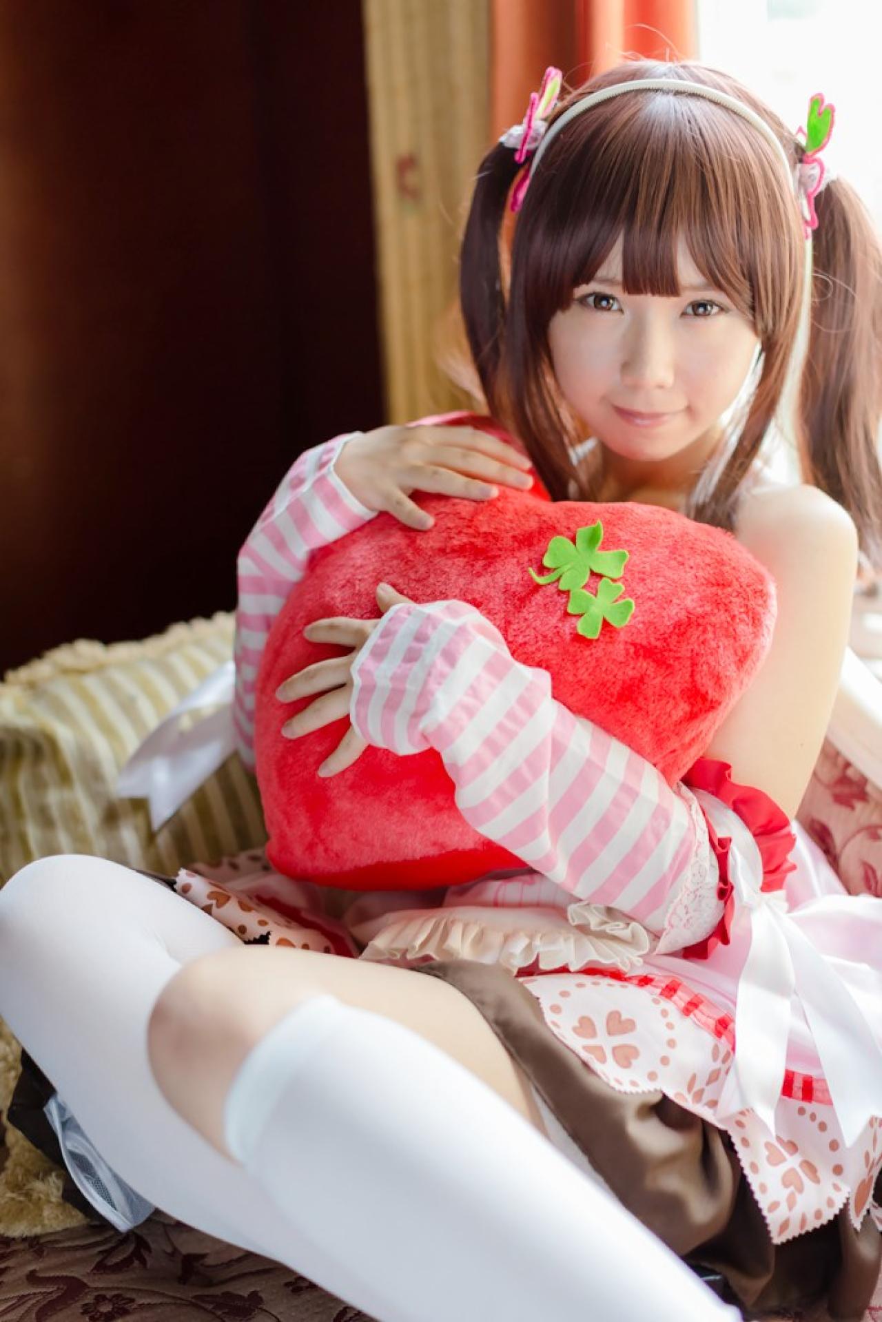 Reco扮绪方智绘里双手怀抱桃心抱枕坐在窗台旁 3/4侧面