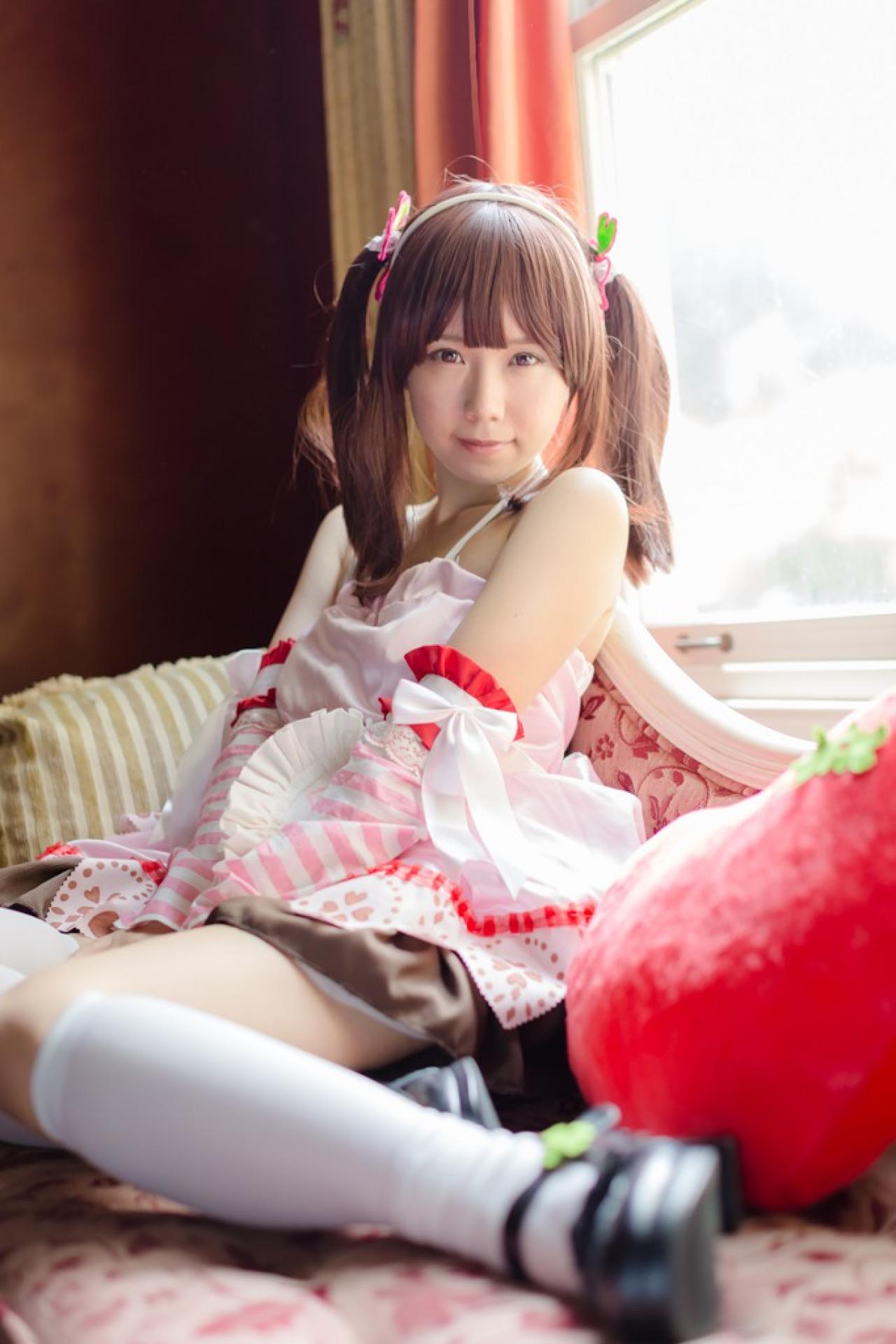 Reco扮绪方智绘里坐在窗台旁，靠在沙发背，双手搭在裙摆上 3/4侧面