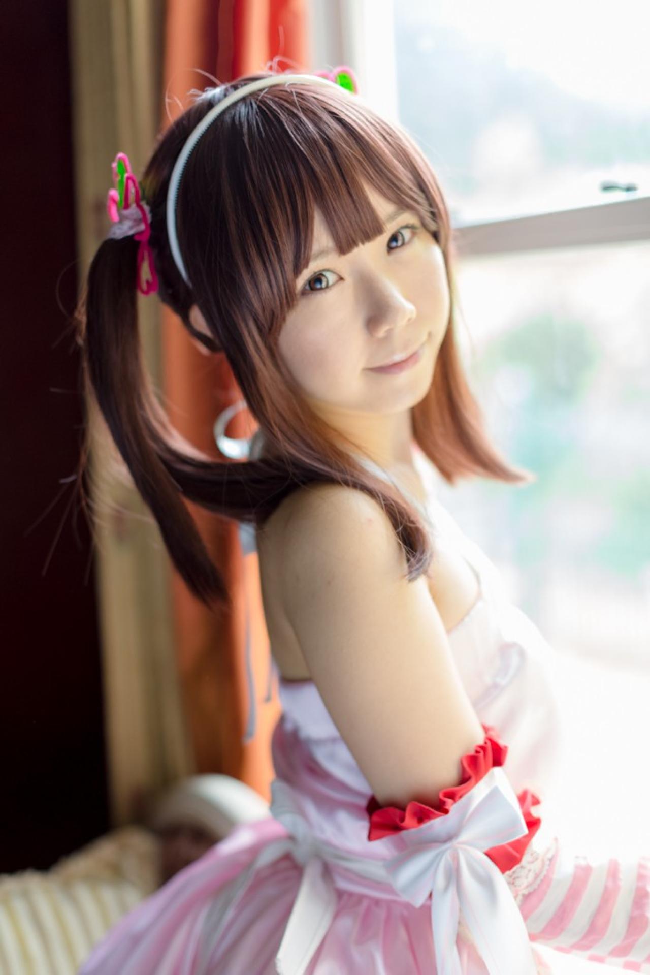 Reco扮绪方智绘里侧身跪在窗边，扶着窗台