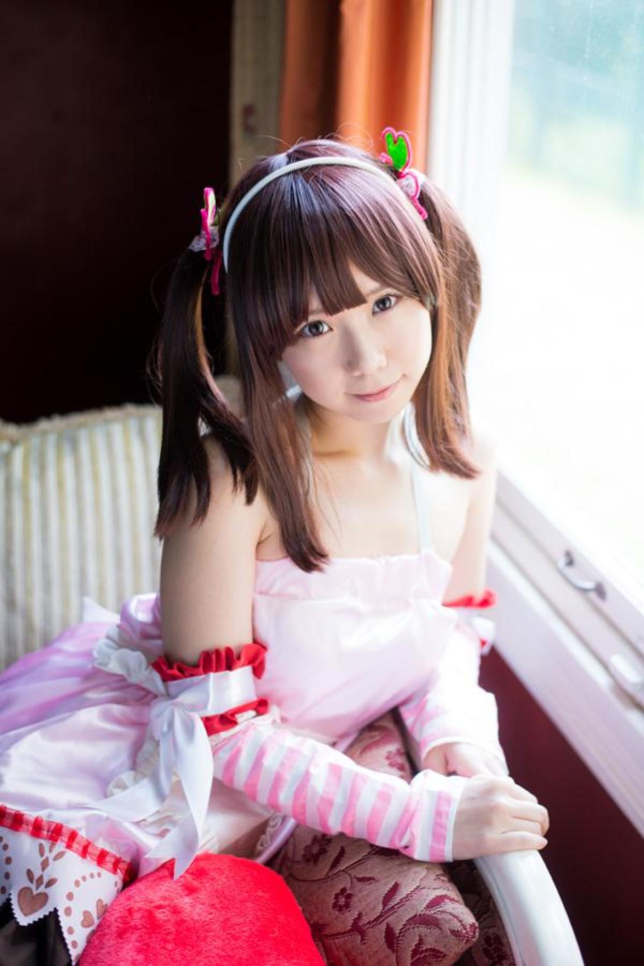 Reco扮绪方智绘里靠坐窗台旁的沙发上，微笑正面