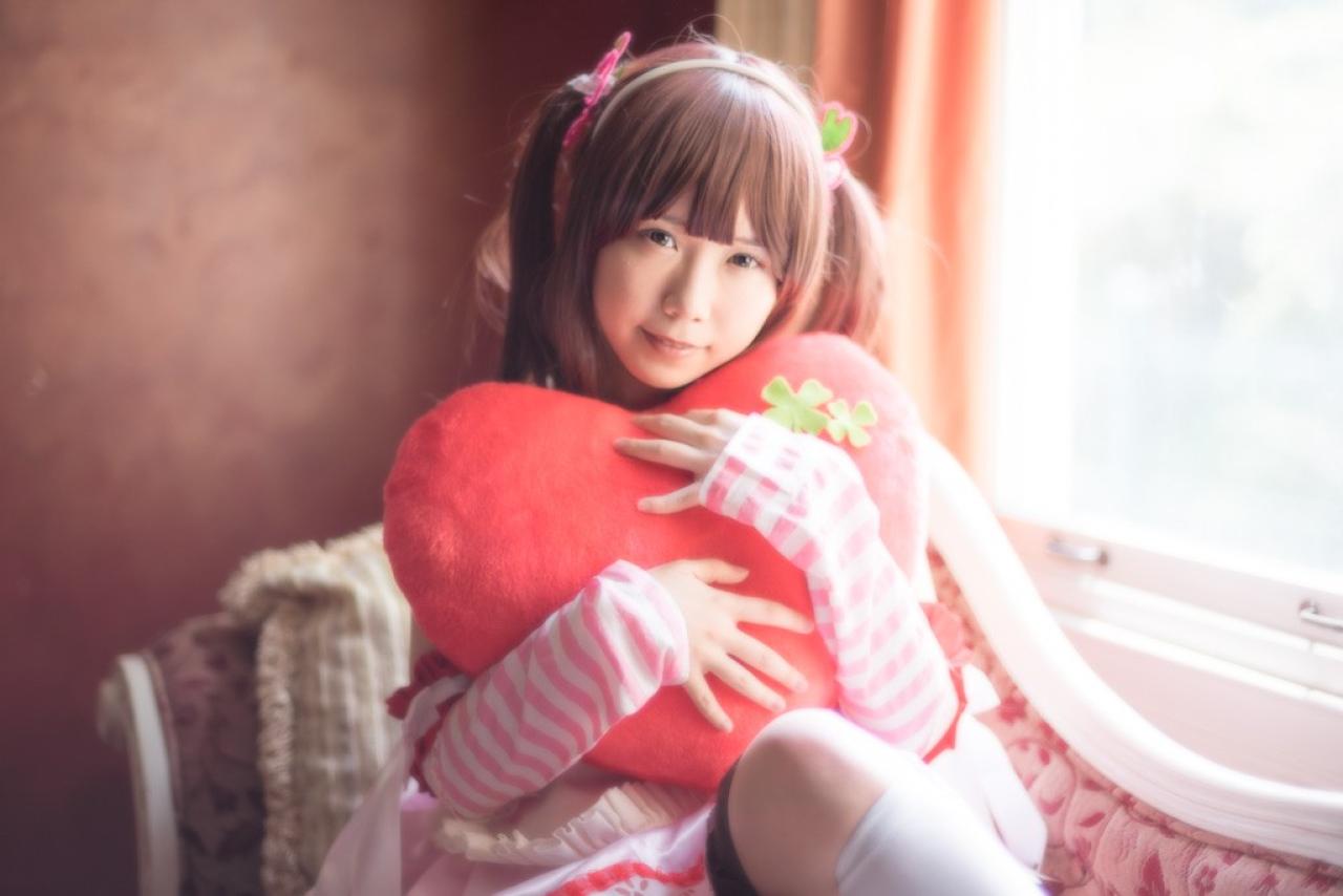 Reco扮绪方智绘里双手怀抱桃心抱枕坐在窗台旁 正面