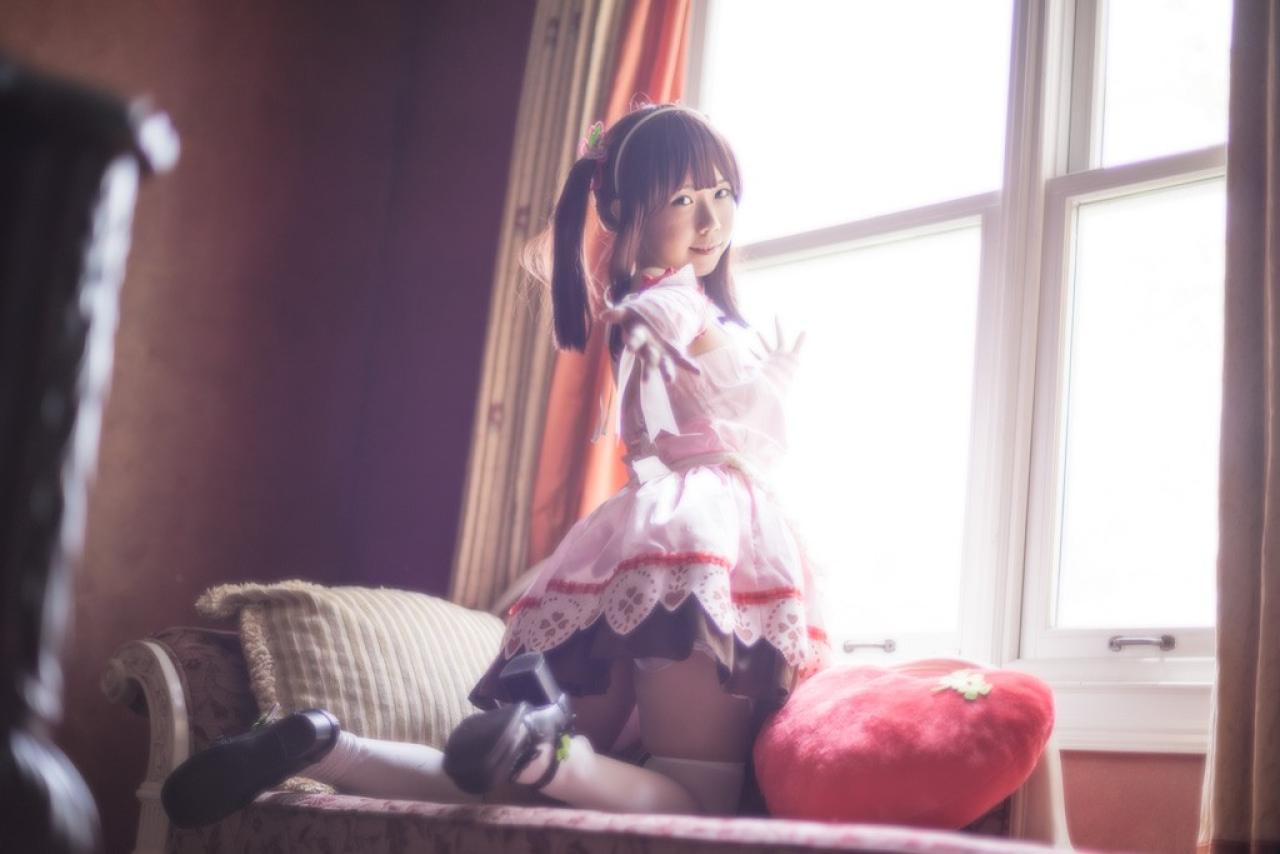 Reco扮绪方智绘里跪在窗台旁，左手扶窗，右手五指张开伸向镜头