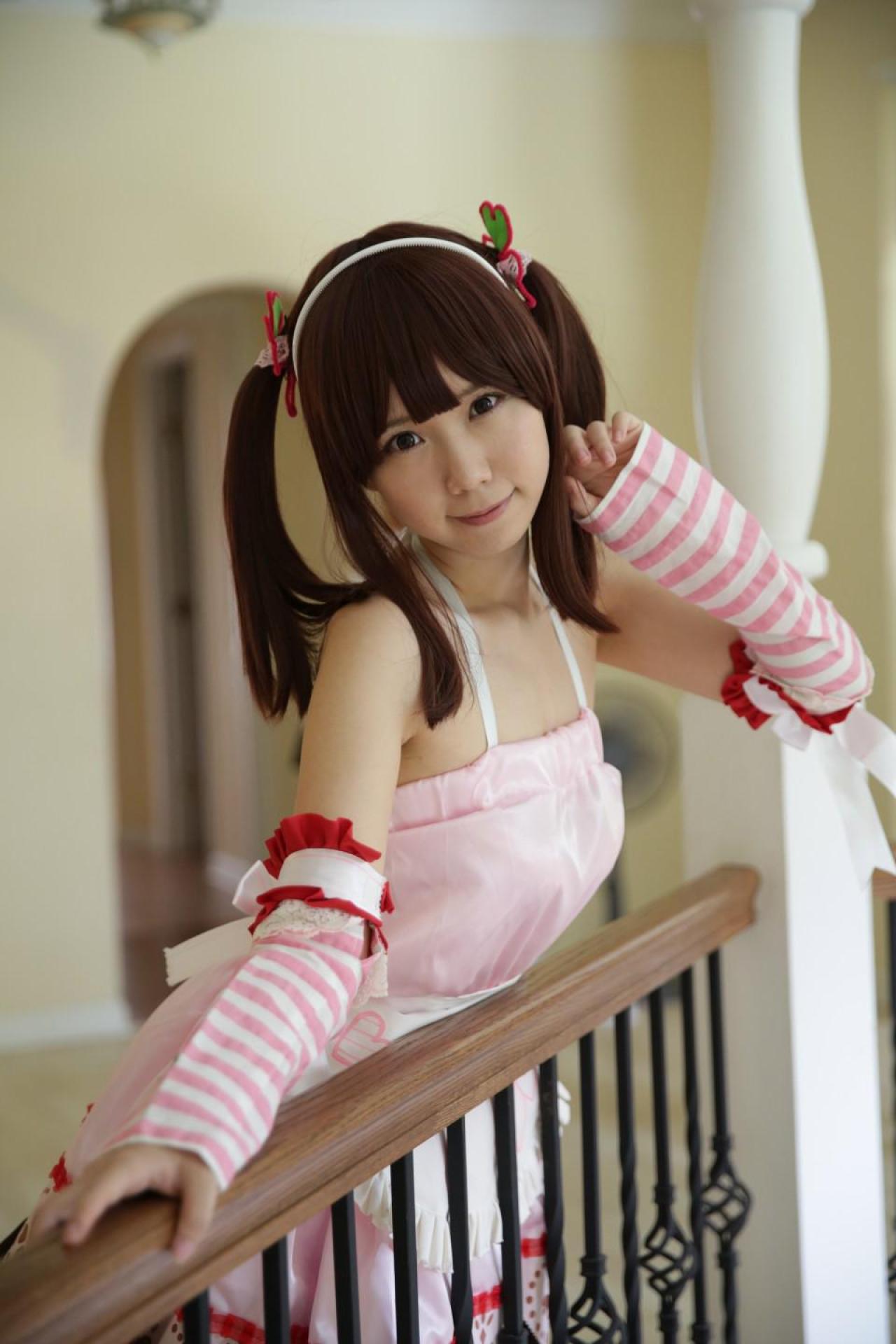 Reco扮绪方智绘里右手扶着栏杆，侧身站在楼梯上，左手轻抚刘海儿 3/4侧面