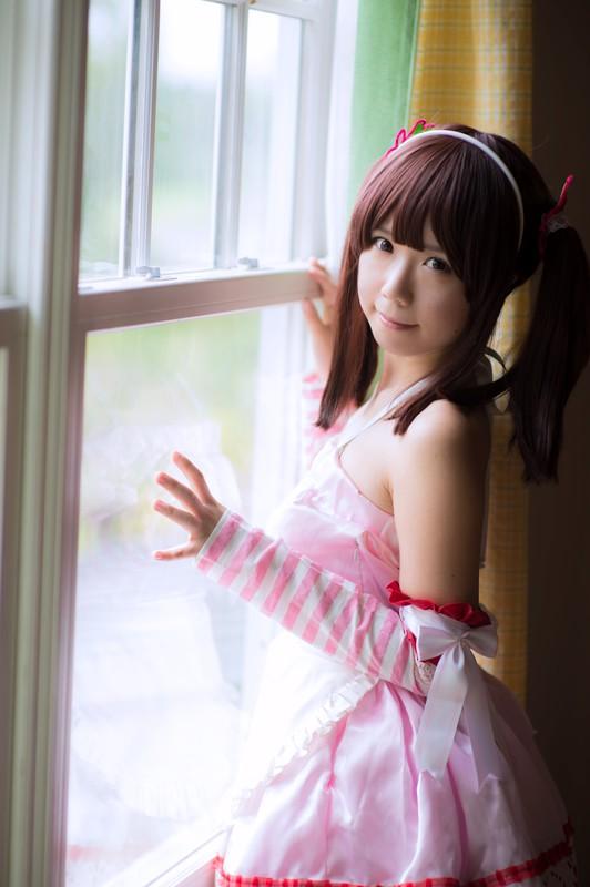 Reco扮绪方智绘里双手轻扶窗棱和窗户，侧身站在窗边