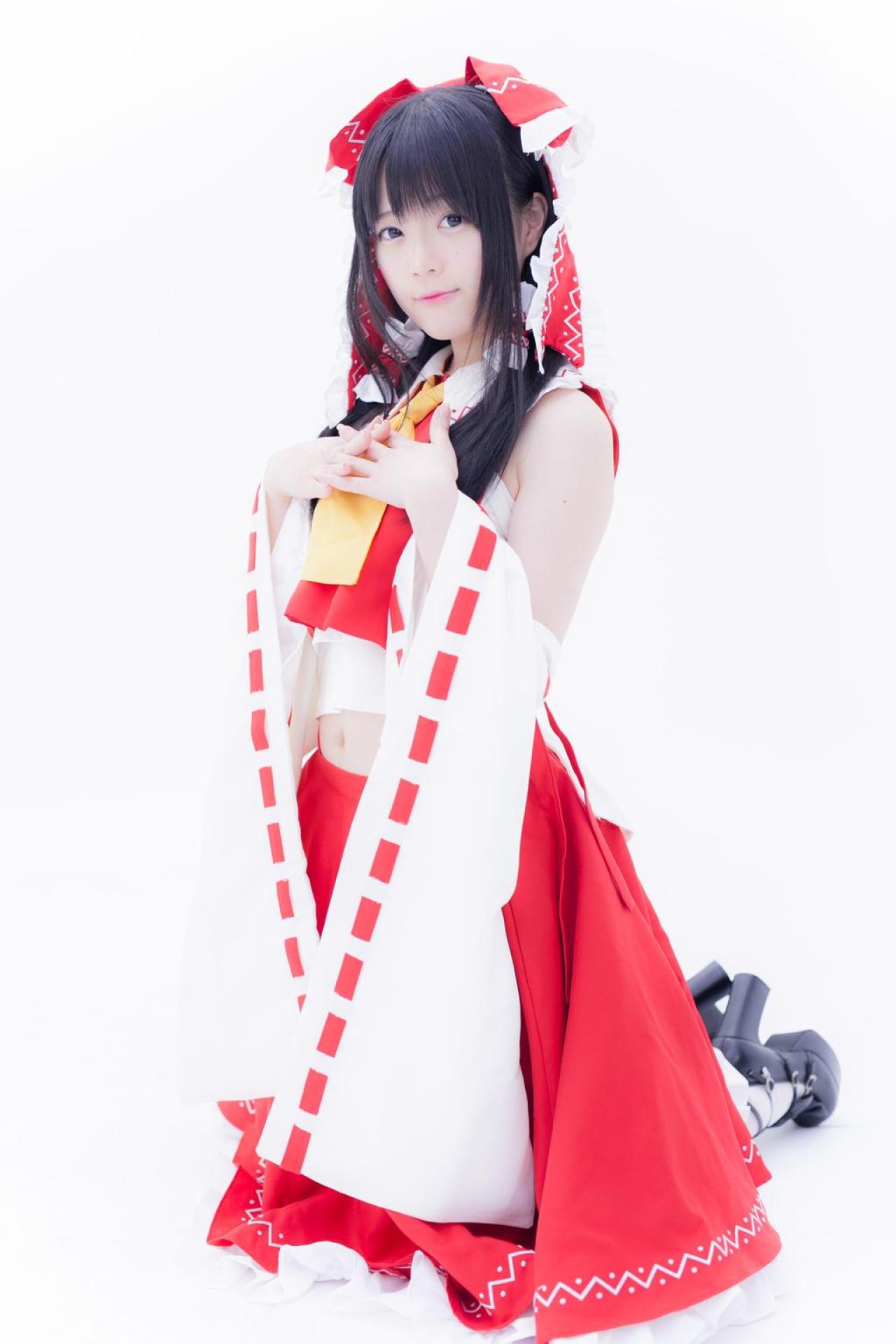 まきろん扮博丽灵梦跪在地上，双手交叉叠放在胸前