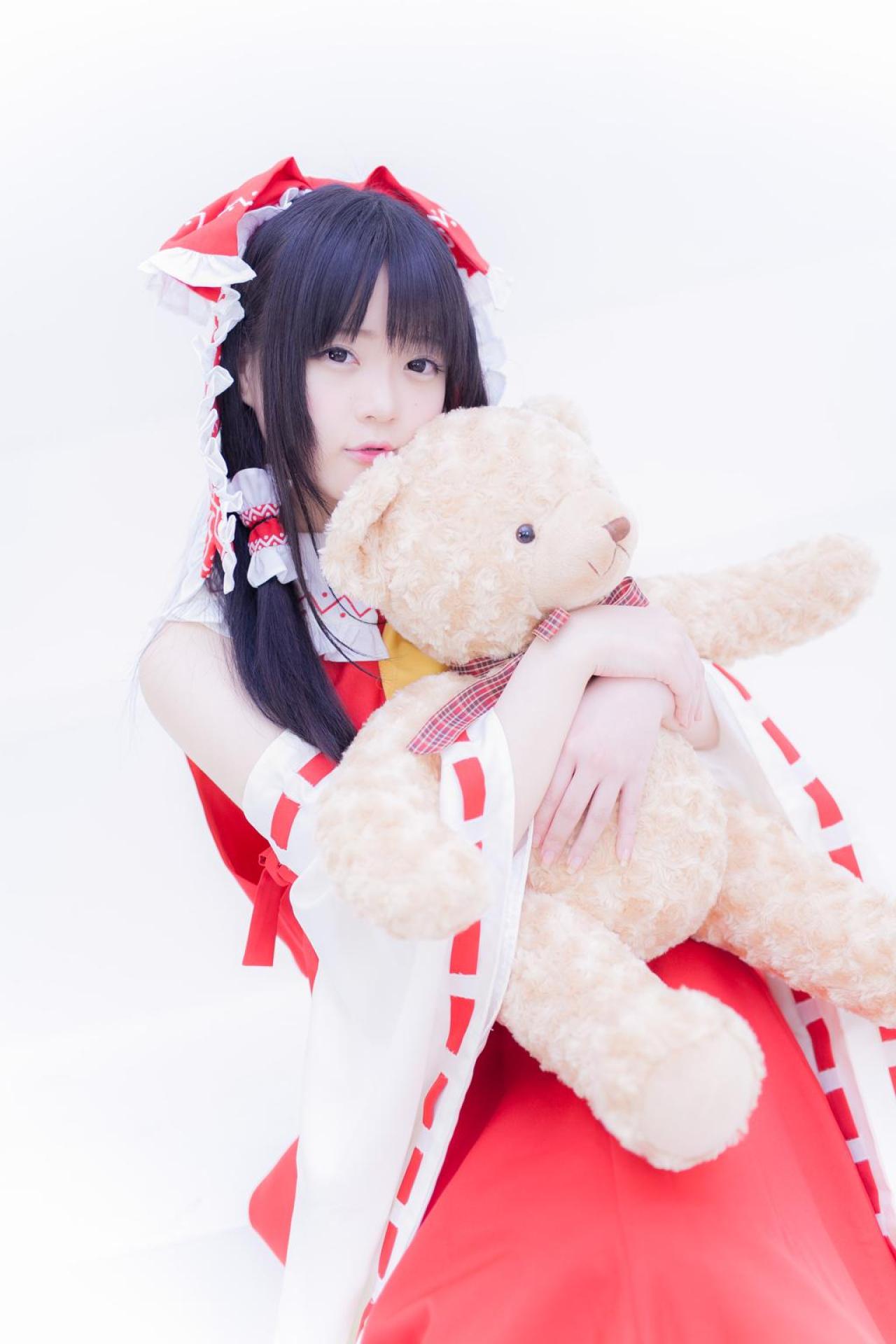 まきろん扮博丽灵梦双手怀抱小熊 站姿