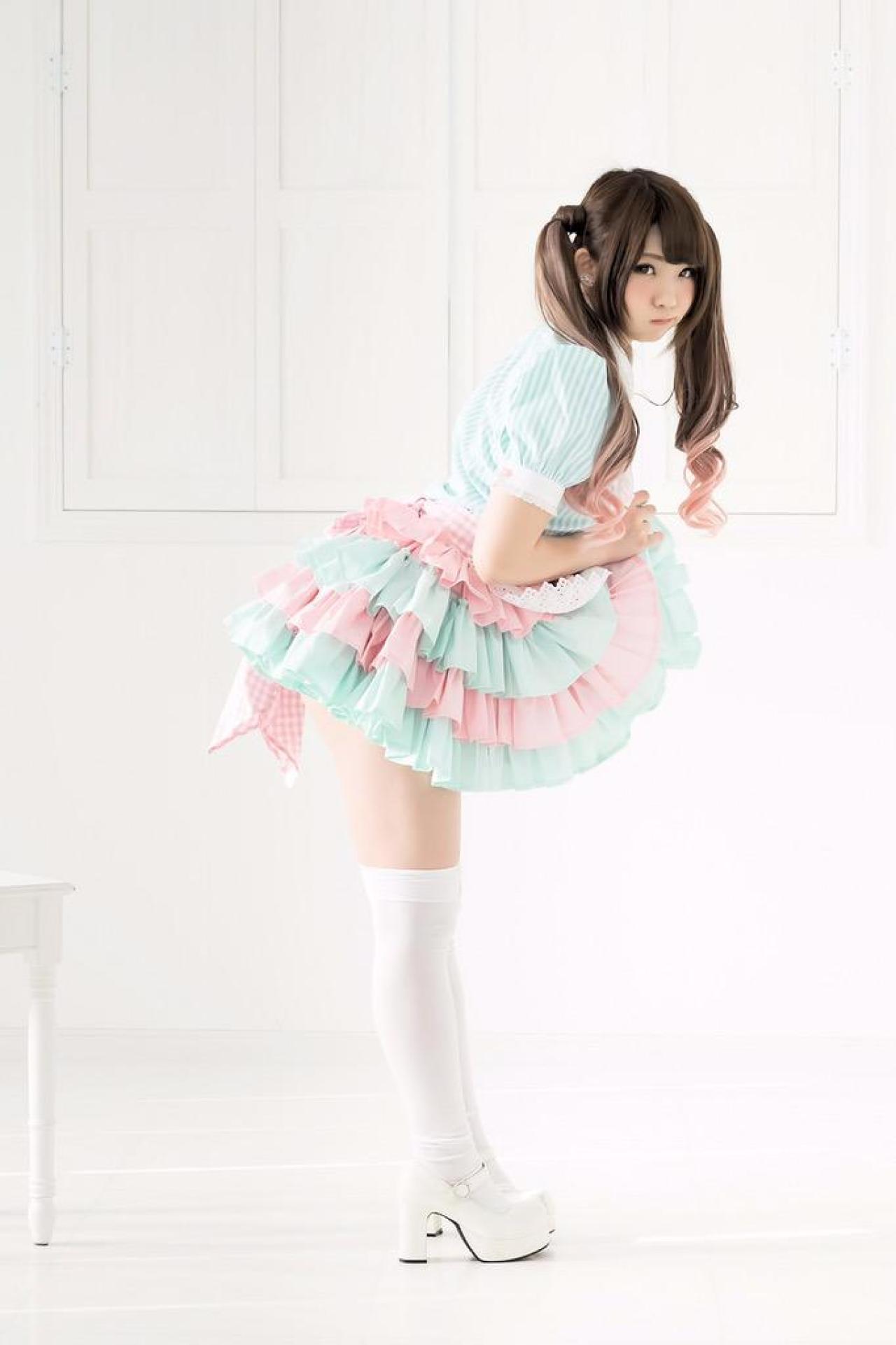 enakoえなこ扮女仆前倾身子抿嘴卖萌 侧面全身