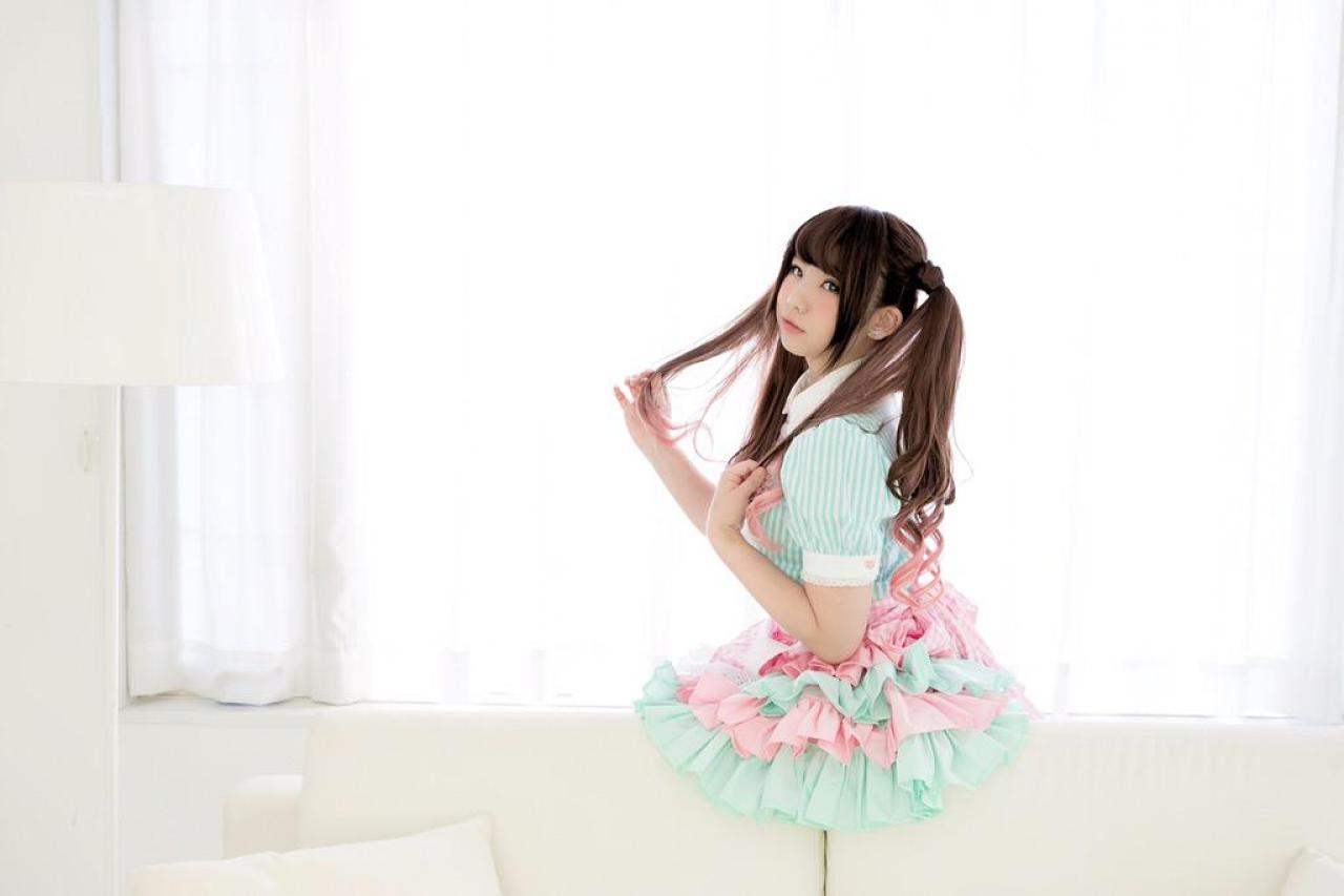 enakoえなこ扮女仆坐在窗台前，双手拉着马尾 侧身回眸