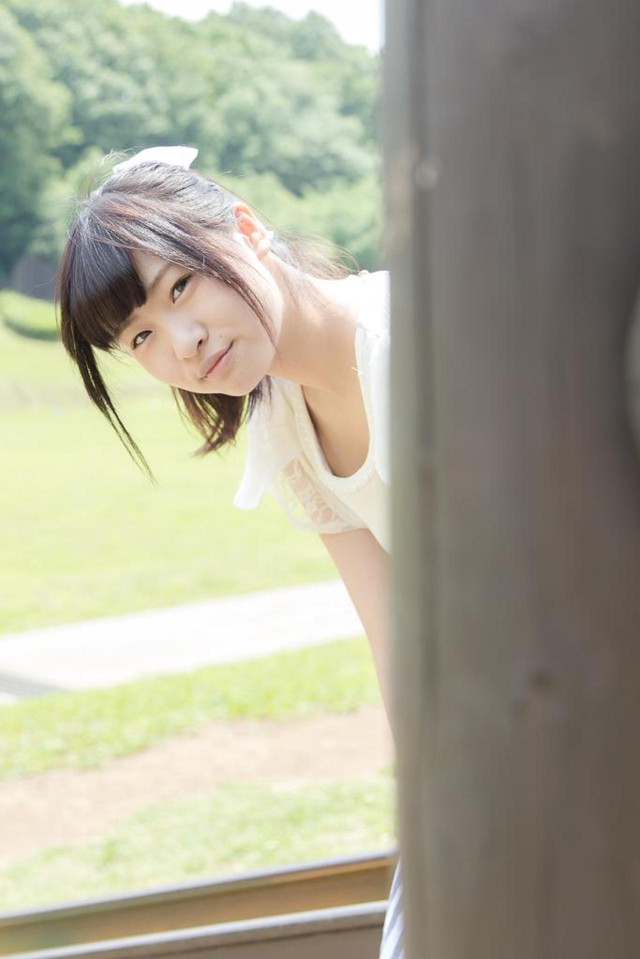 まいあむさん躲在树后，探出半个身子