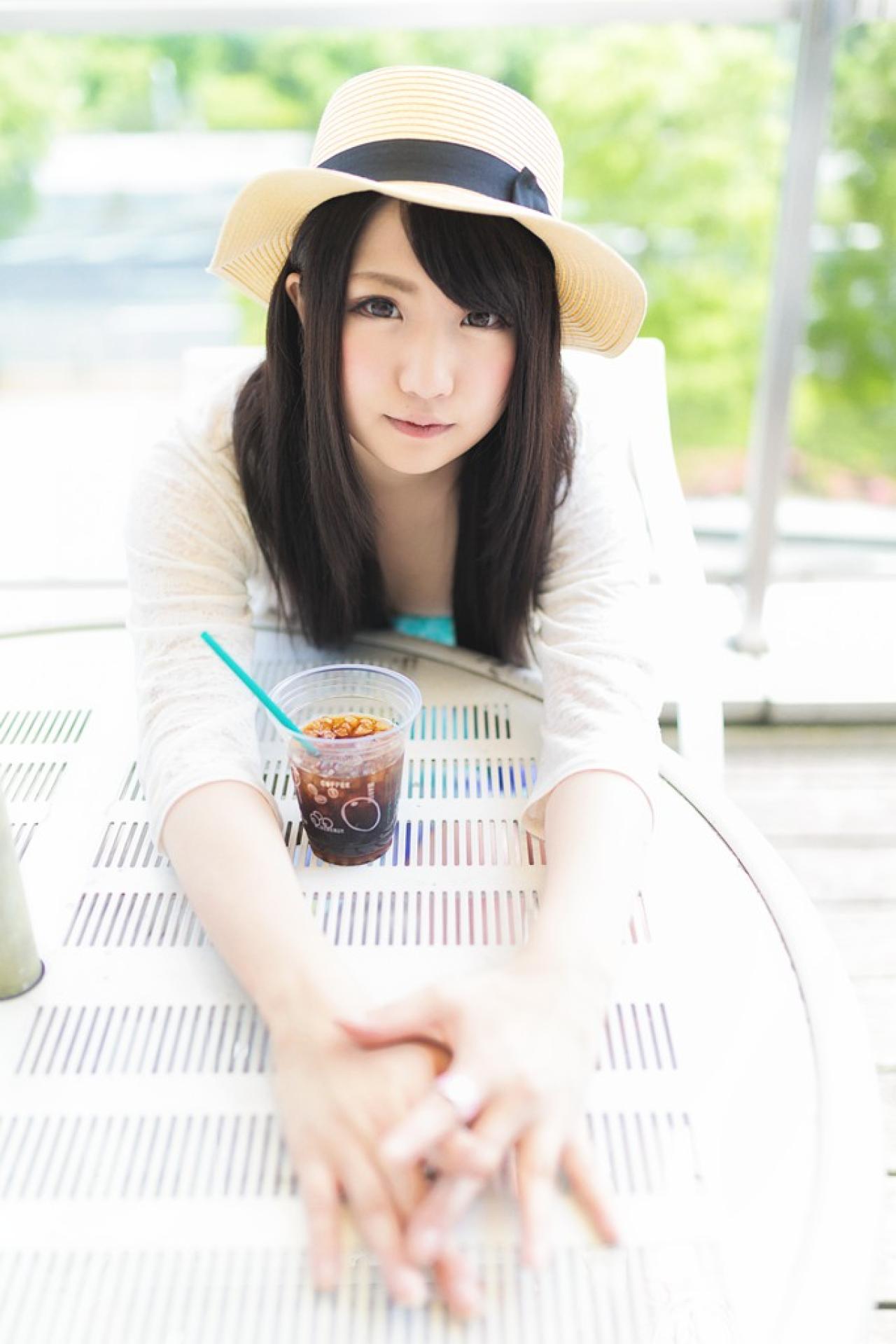 らぎ双手扒在桌子上 正面坐姿