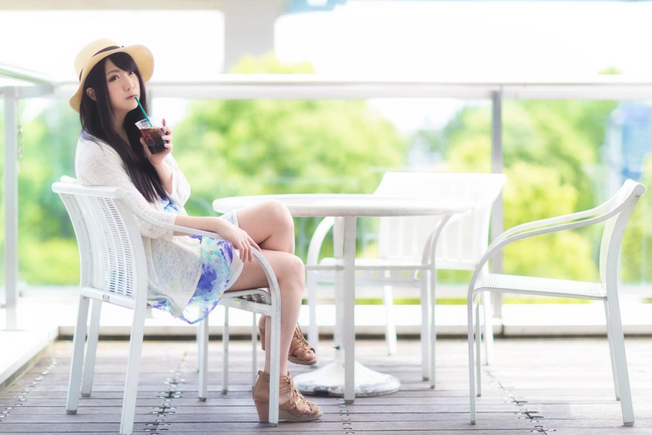 らぎ坐靠在休闲椅上，喝着可乐