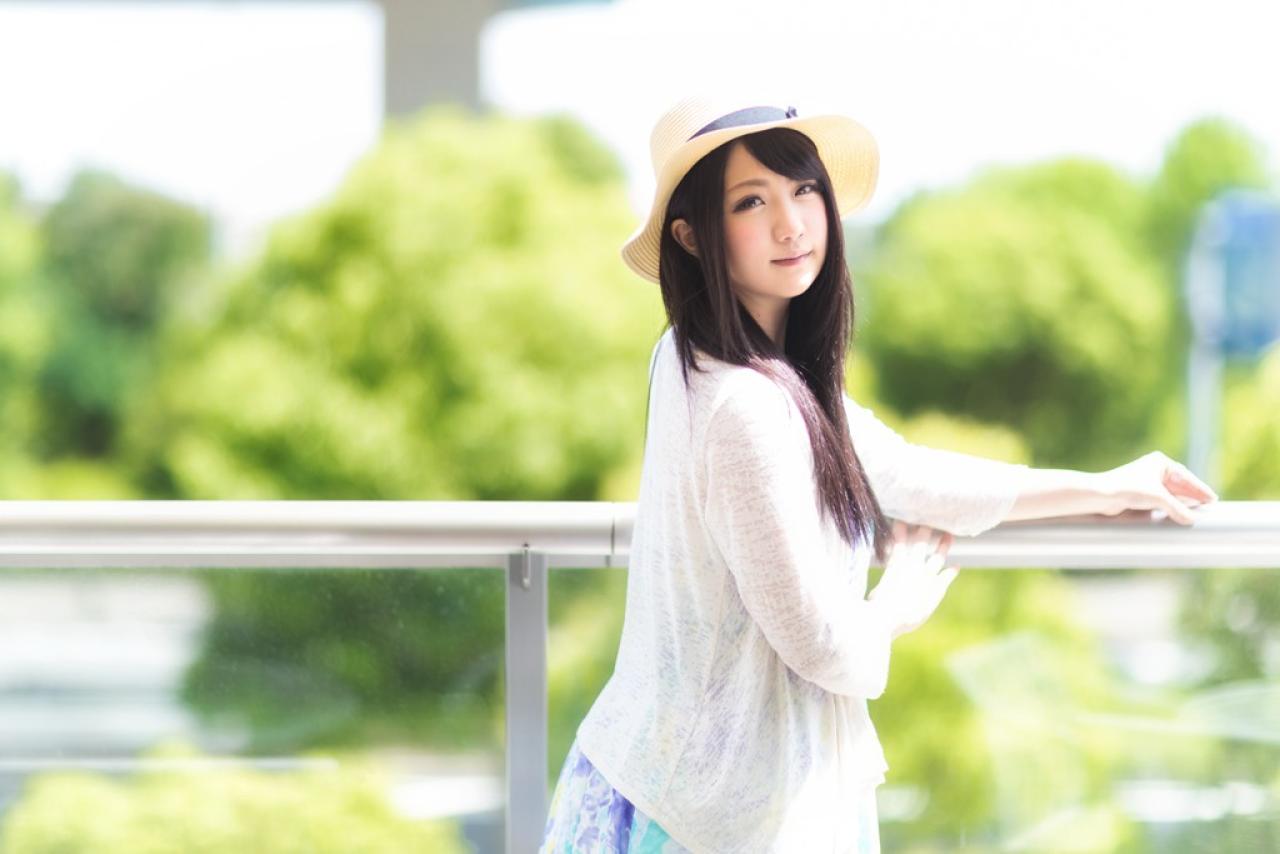 らぎ扒在栏杆上，侧身回眸，上半身横幅站姿