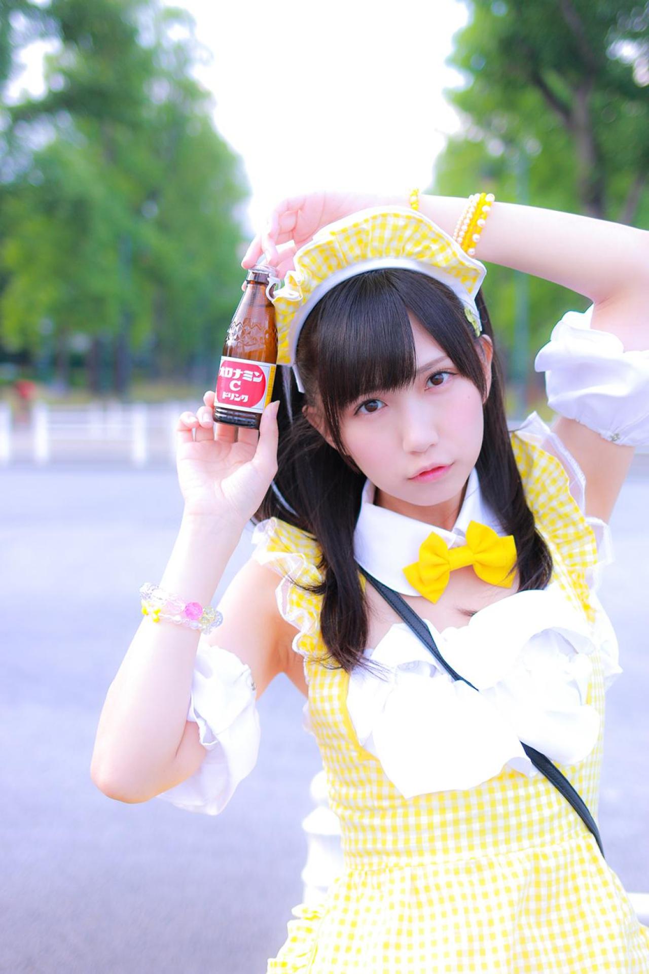小日向くるみ扮女仆，右手举着ORONAMIN C（オロナミンC）饮料瓶，左手背过头顶捏着瓶盖 歪着头嘟嘴卖萌 上半身 正面