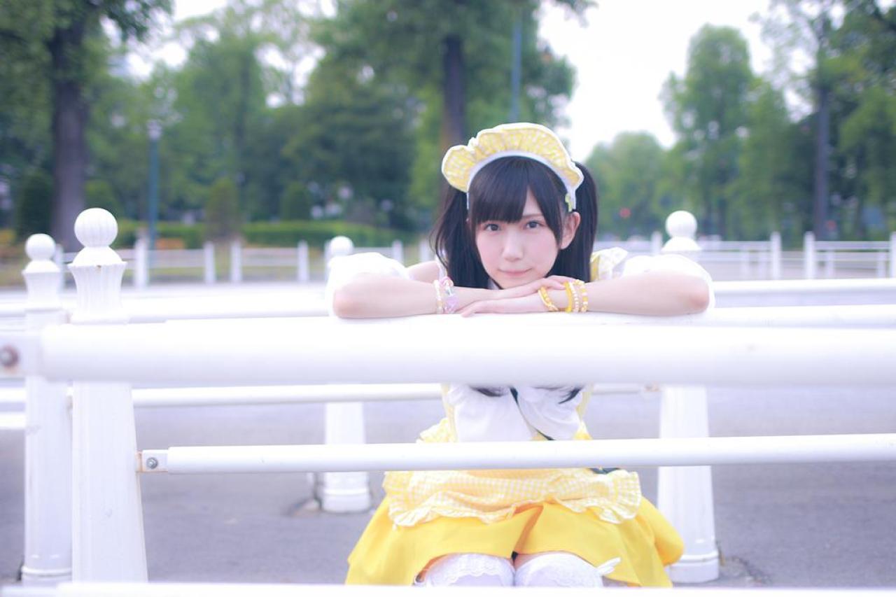 小日向くるみ扮女仆，双手叠放在白色栏杆上，扒在手臂上