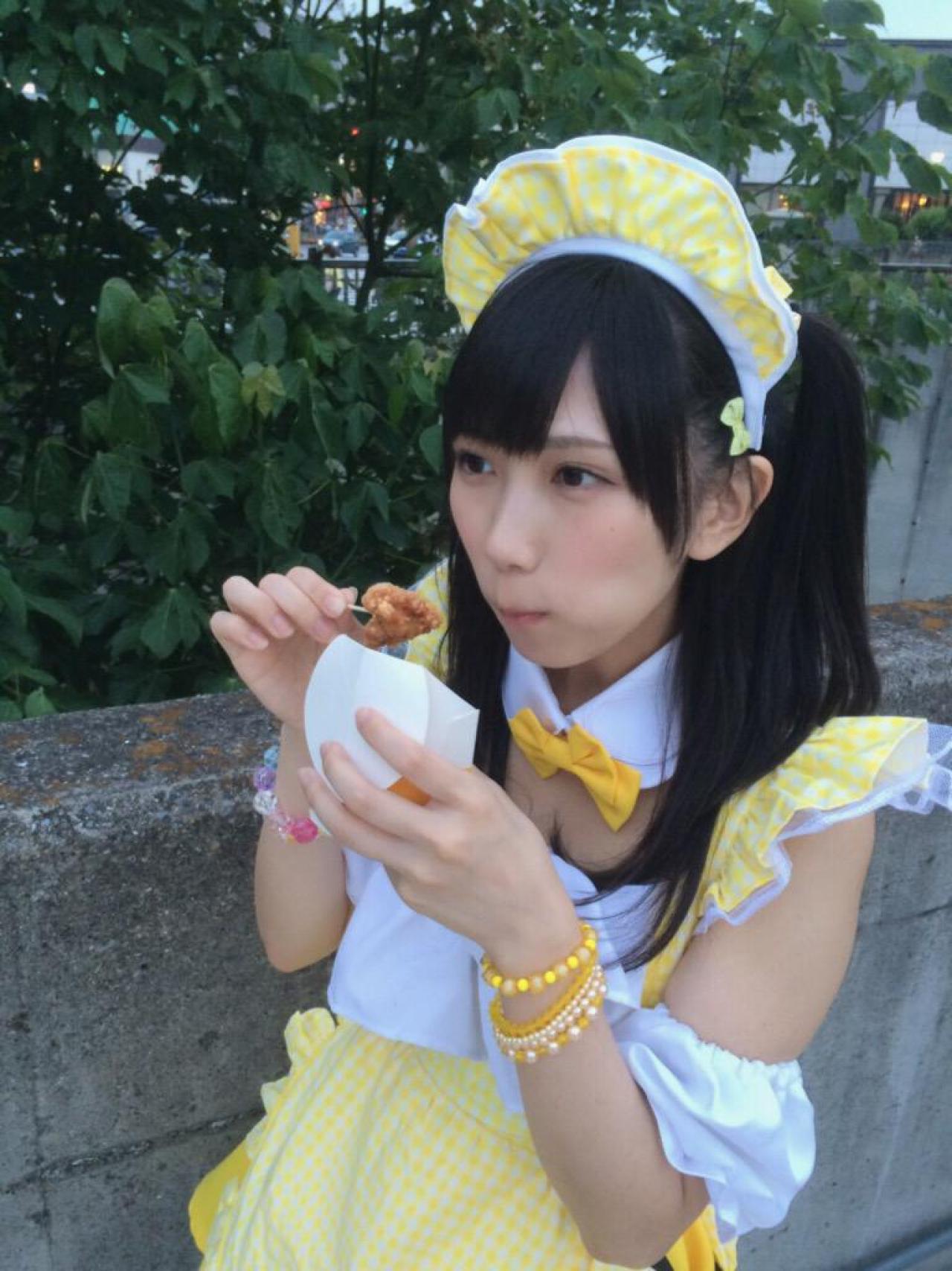 正在吃油炸小吃的小日向くるみ