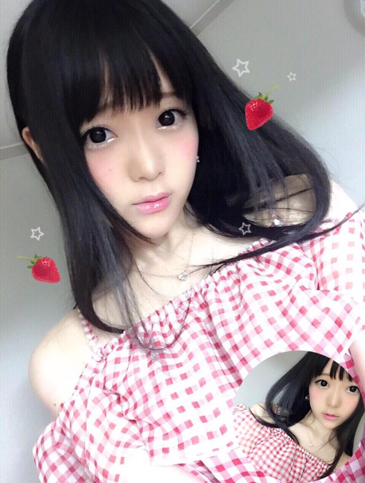 まきろん草莓连衣裙清萌自拍 预览图