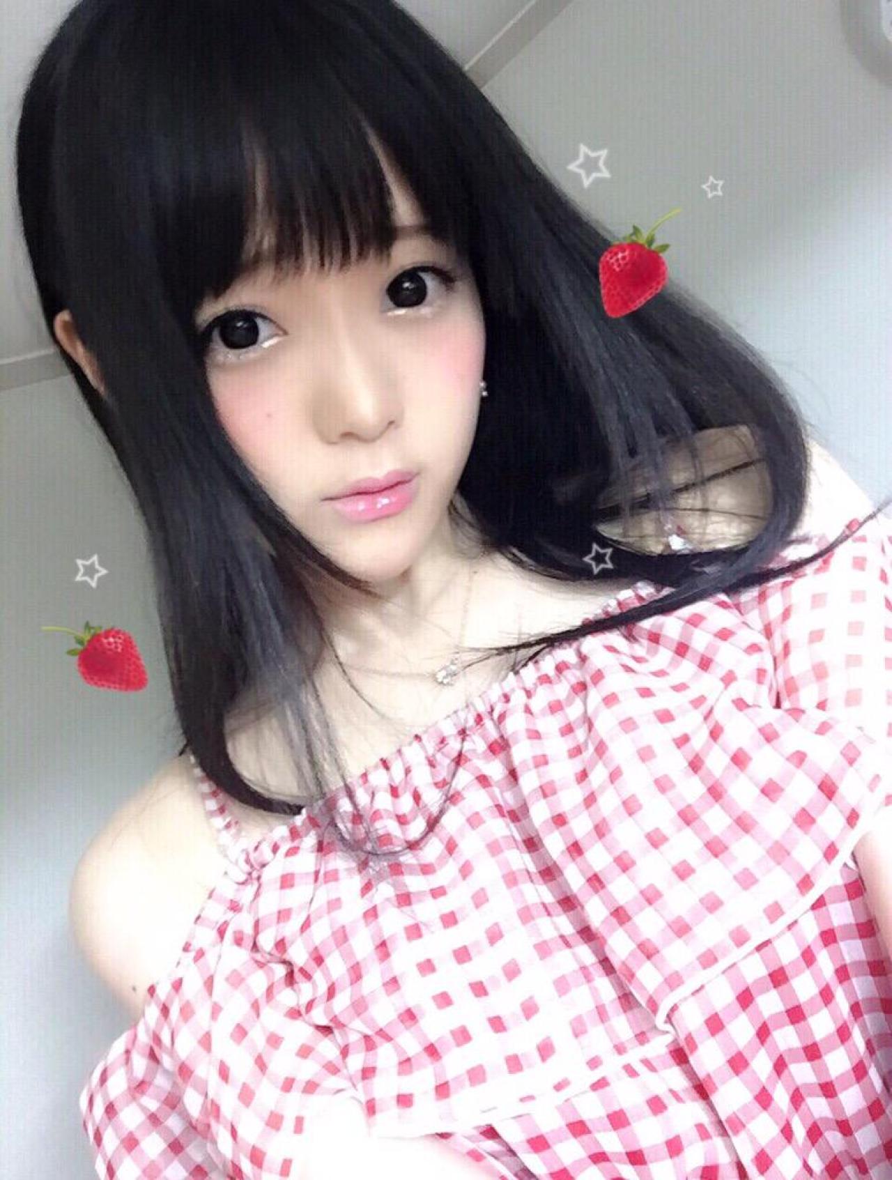 まきろん穿草莓格子连衣裙自拍