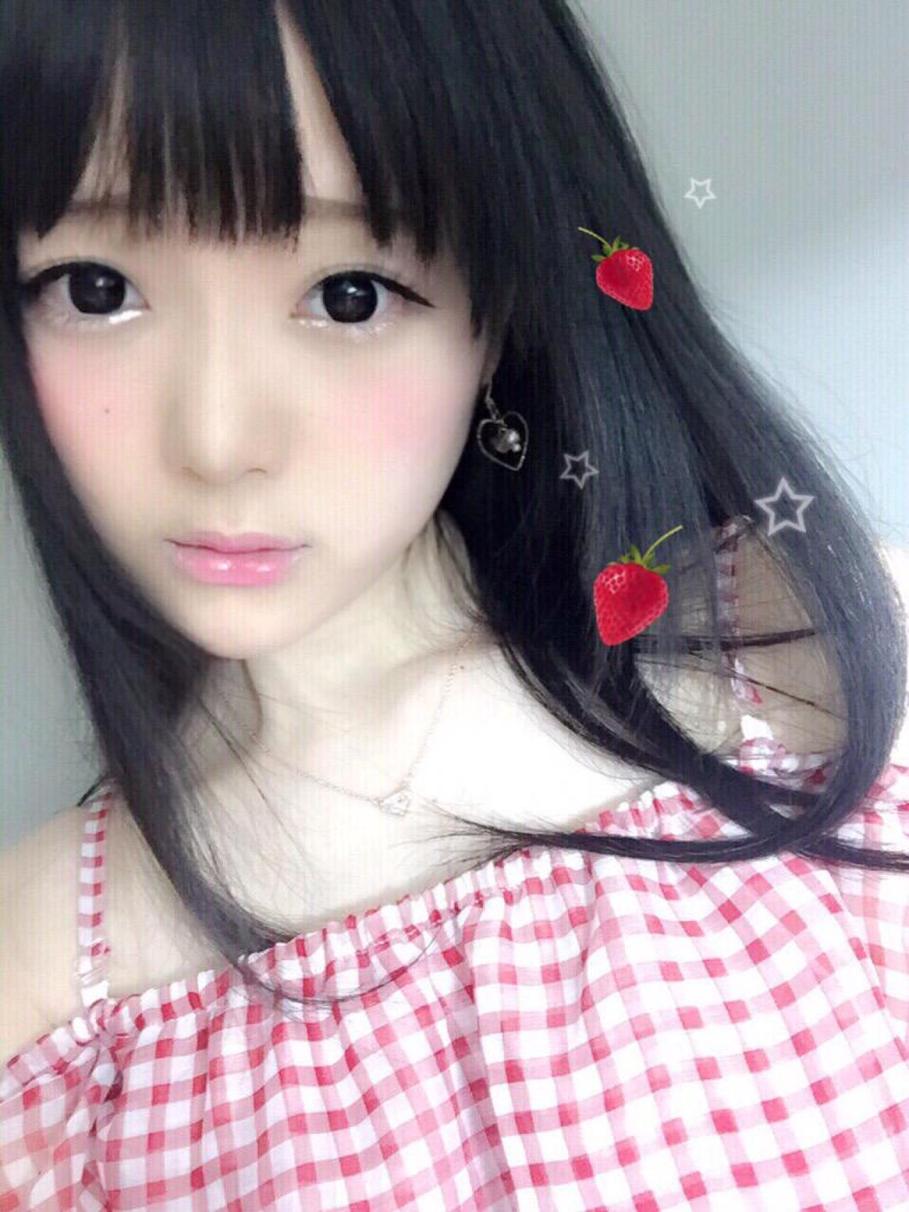 まきろん穿草莓格子连衣裙自拍 正脸