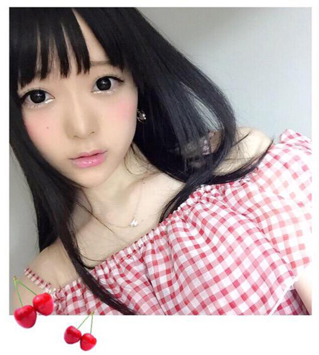 まきろん穿草莓格子连衣裙嘴角微张，清萌自拍